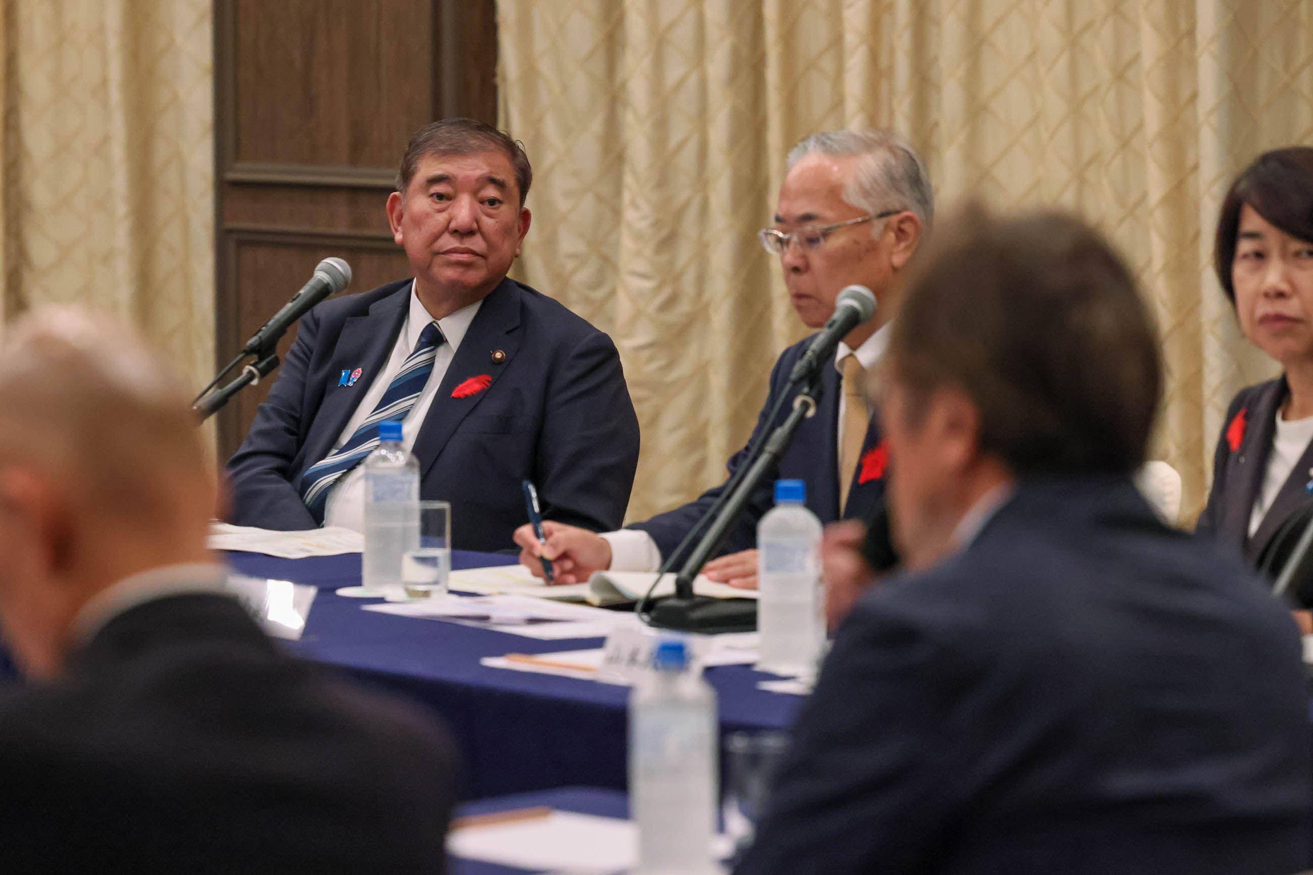 Prime Minister Ishiba exchanging views (4)