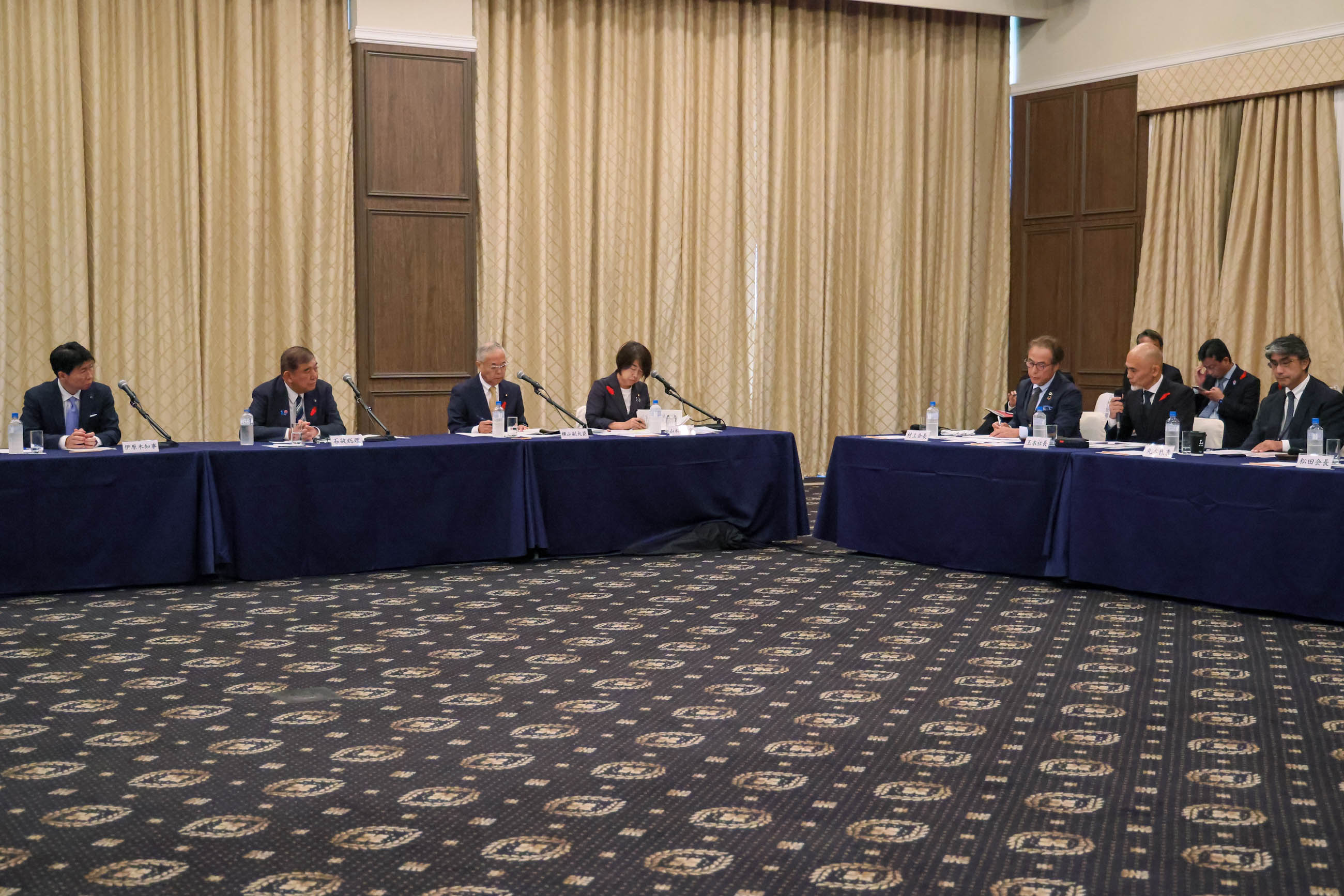 Prime Minister Ishiba exchanging views (5)