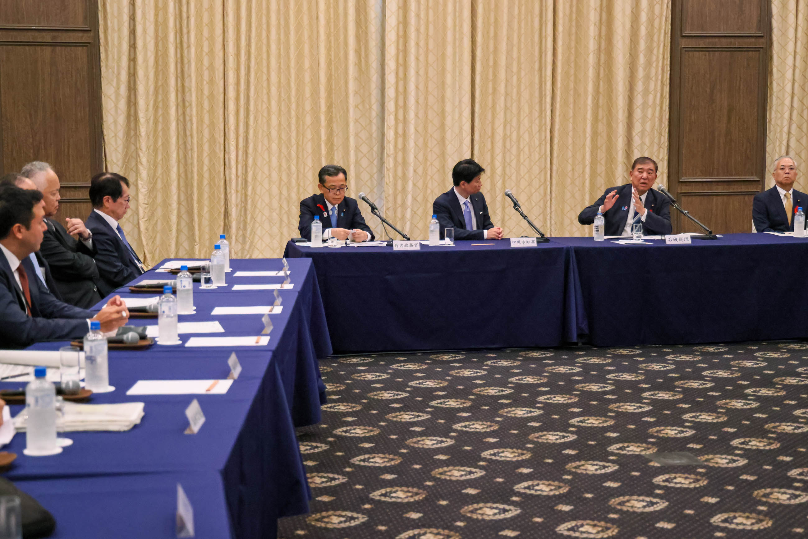 Prime Minister Ishiba exchanging views (6)