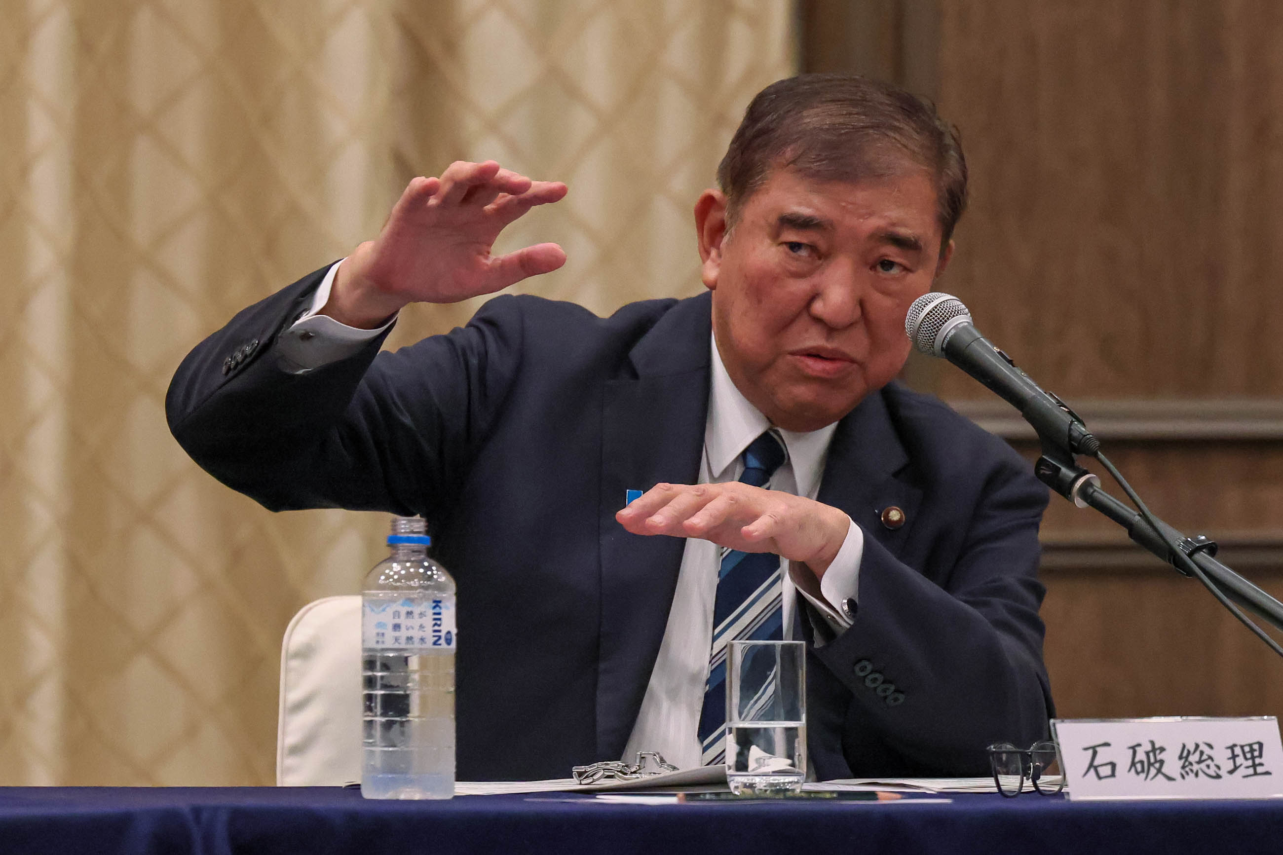 Prime Minister Ishiba exchanging views (7)