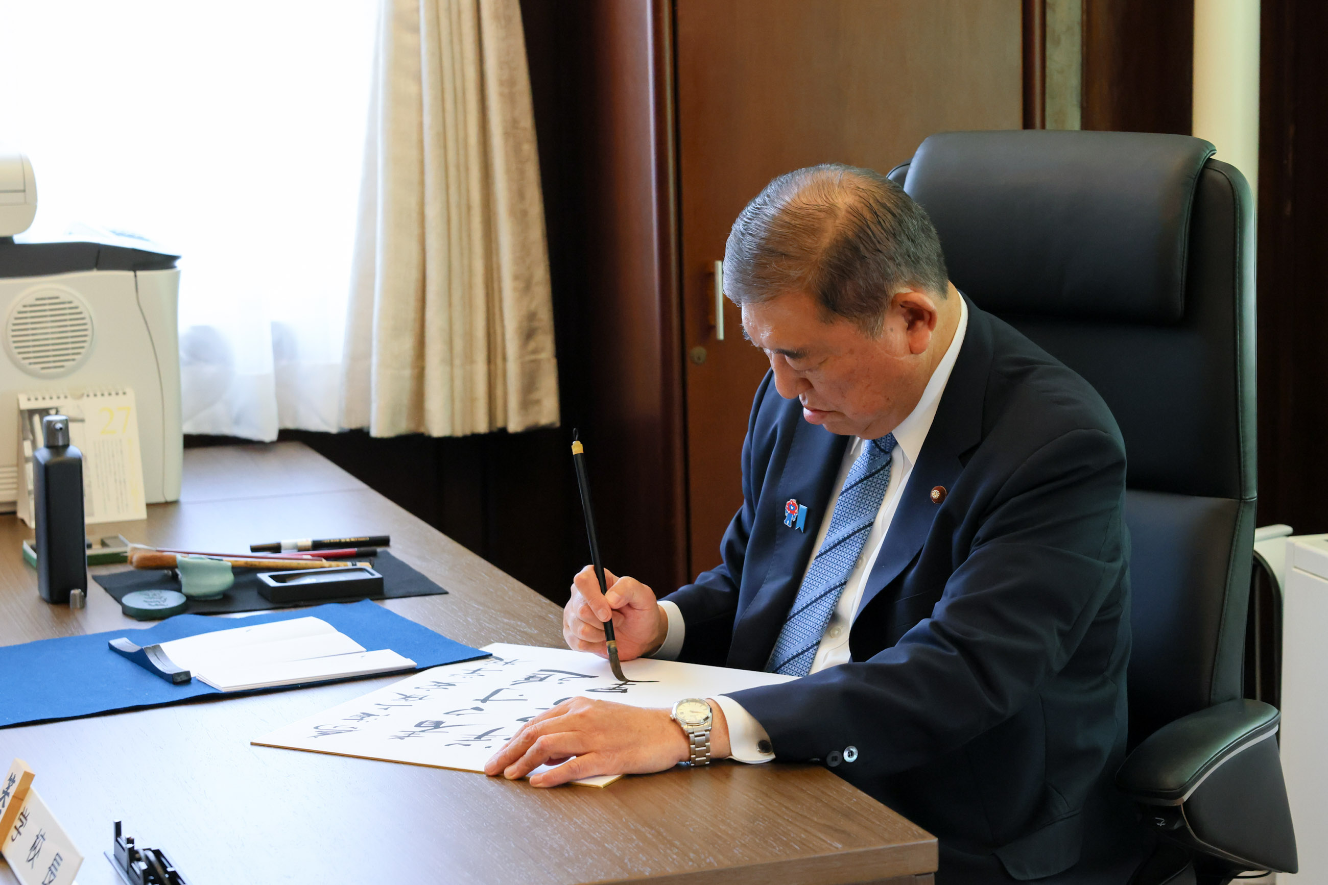 Prime Minister Ishiba writing calligraphy (1)