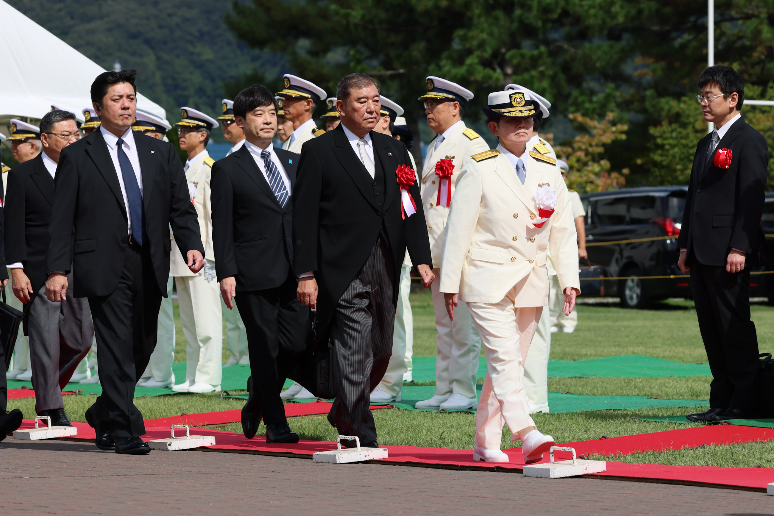 Prime Minister Ishiba observing a procession by student units (1)