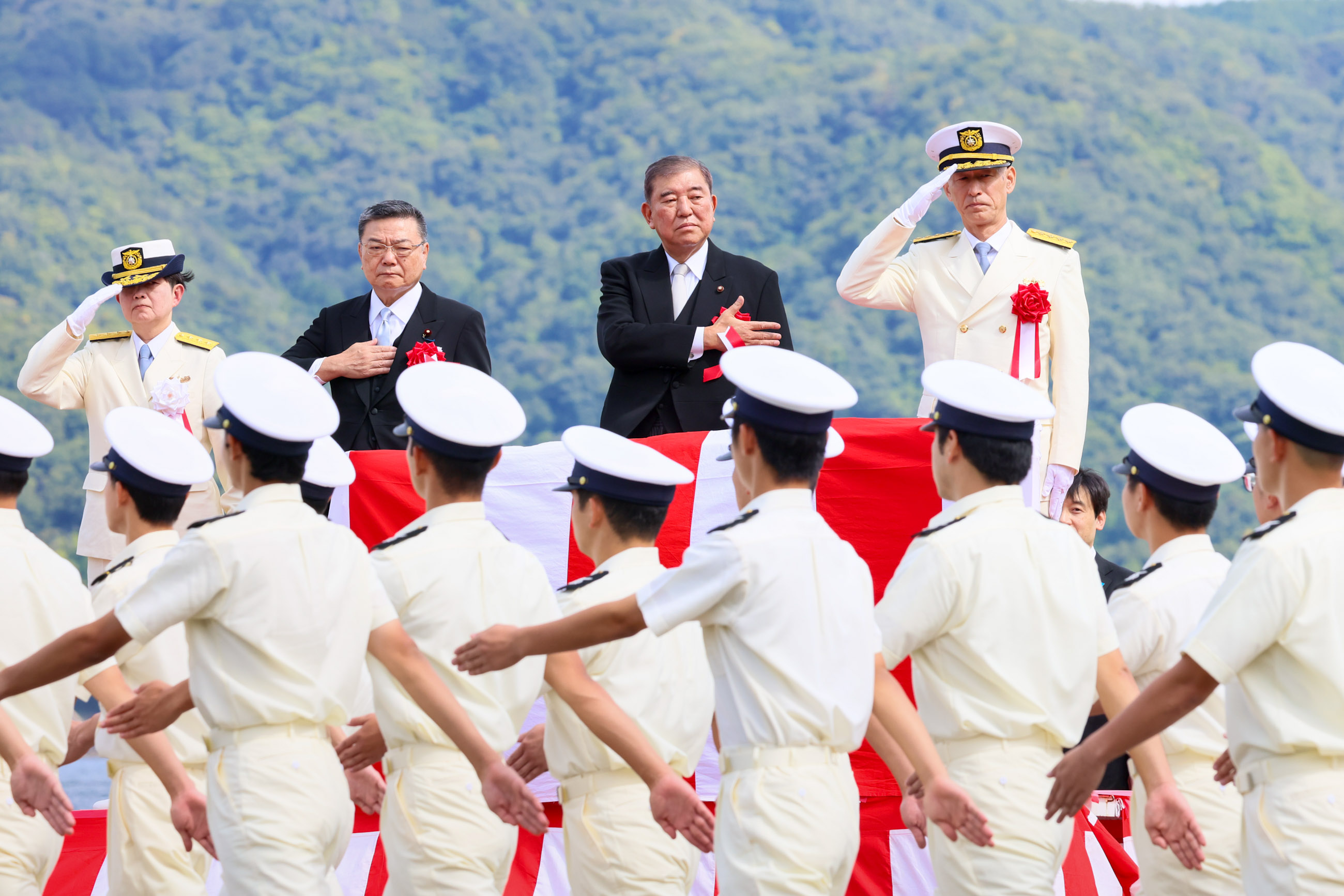 Prime Minister Ishiba observing a procession by student units (3)