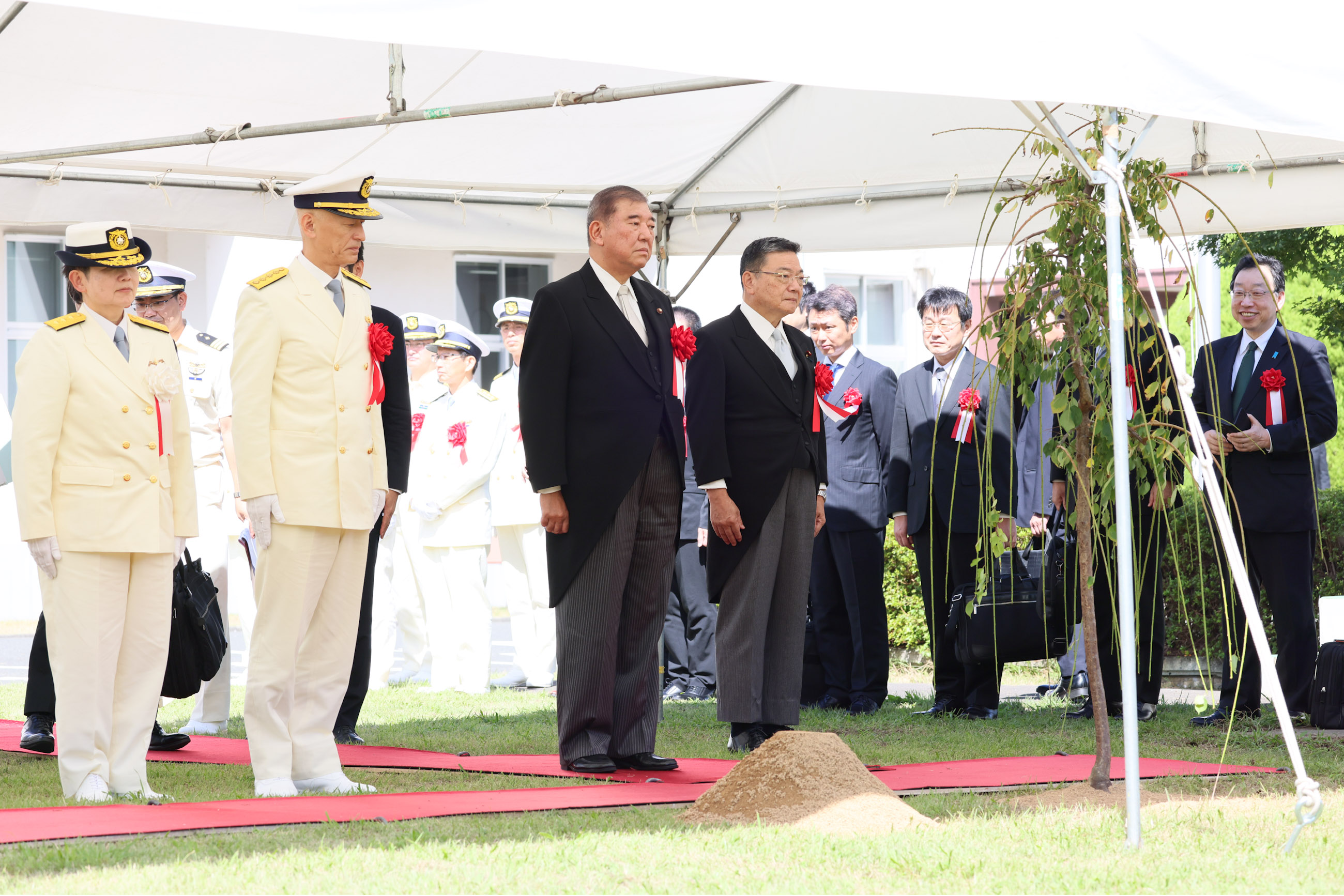 Prime Minister Ishiba planting a commemorative tree (1)