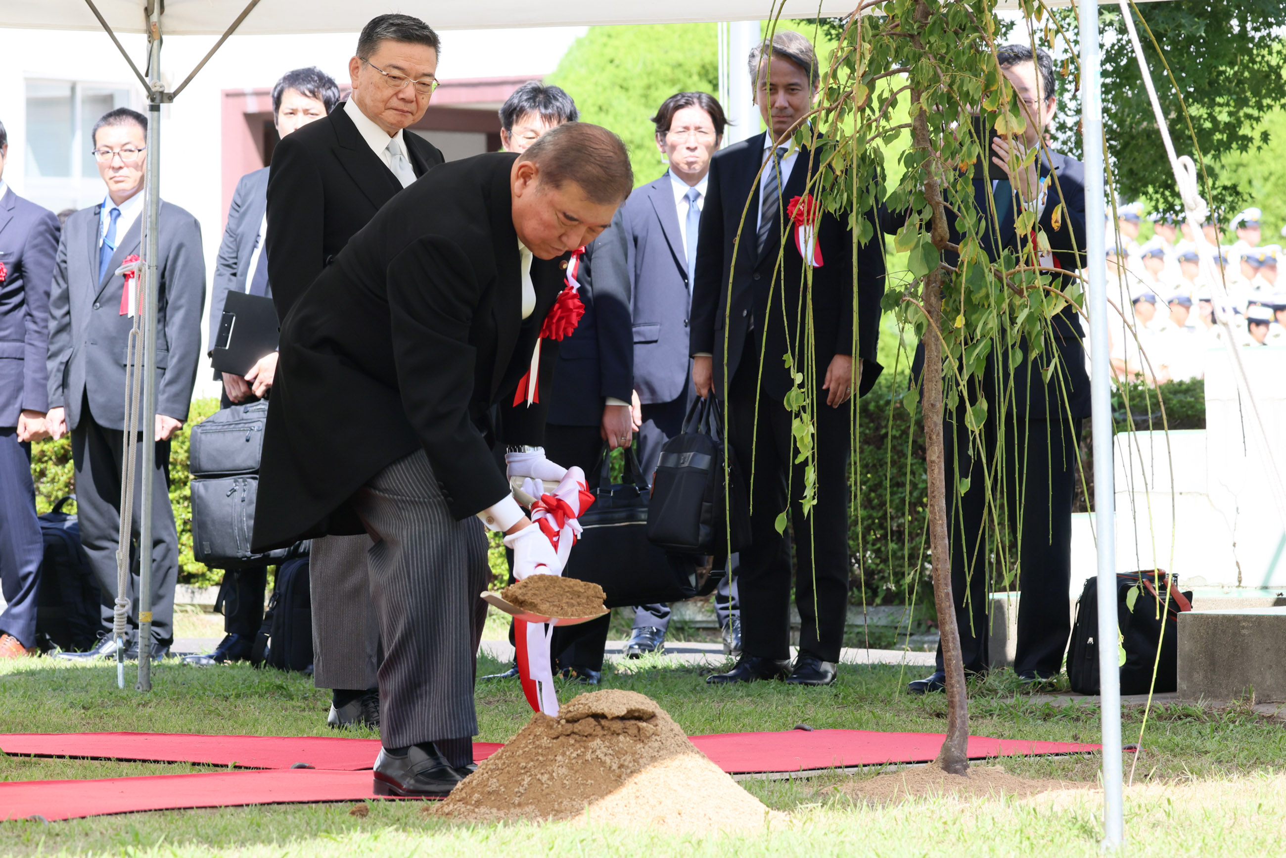 Prime Minister Ishiba planting a commemorative tree (2)