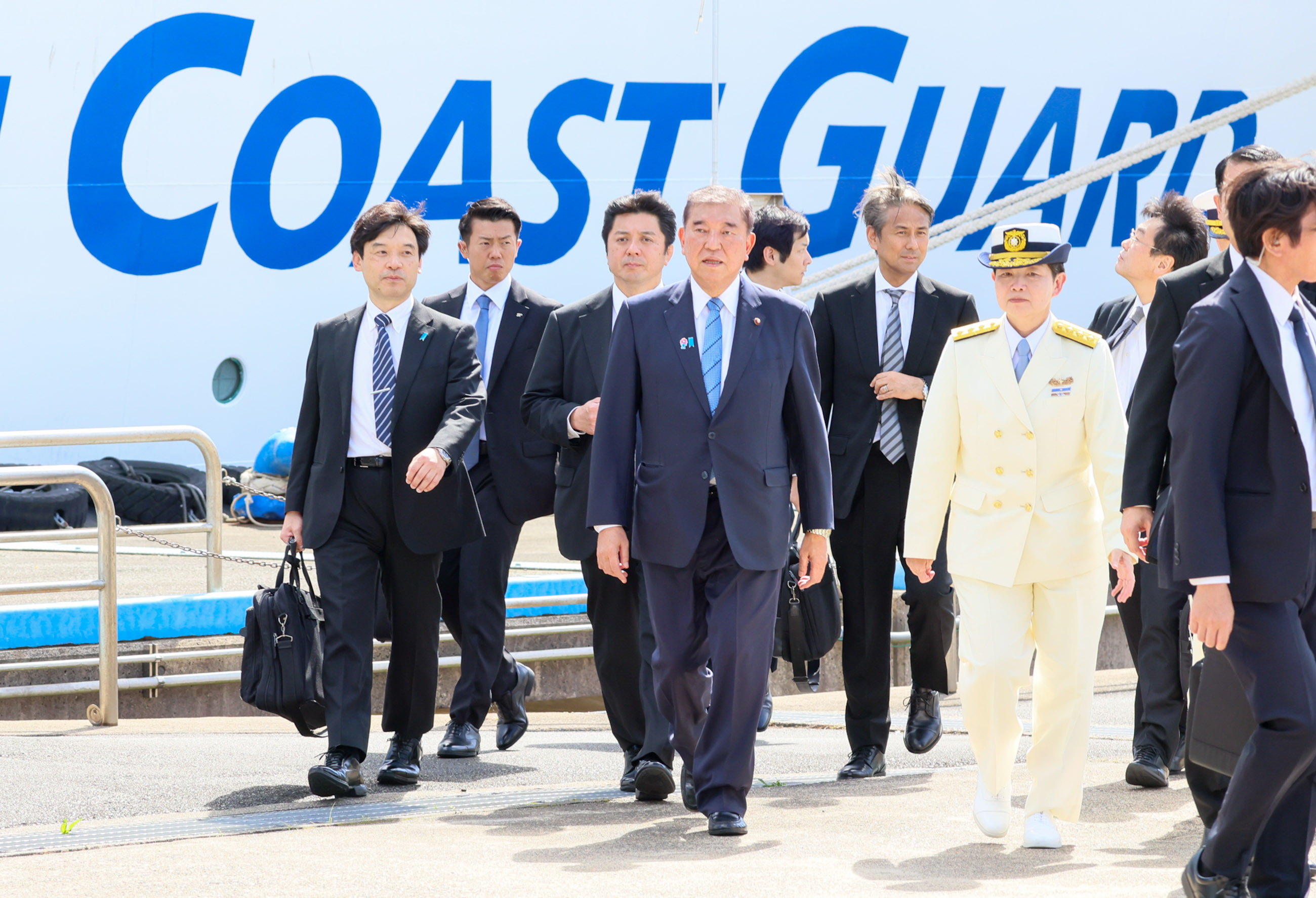 Prime Minister Ishiba observing school facilities (1)