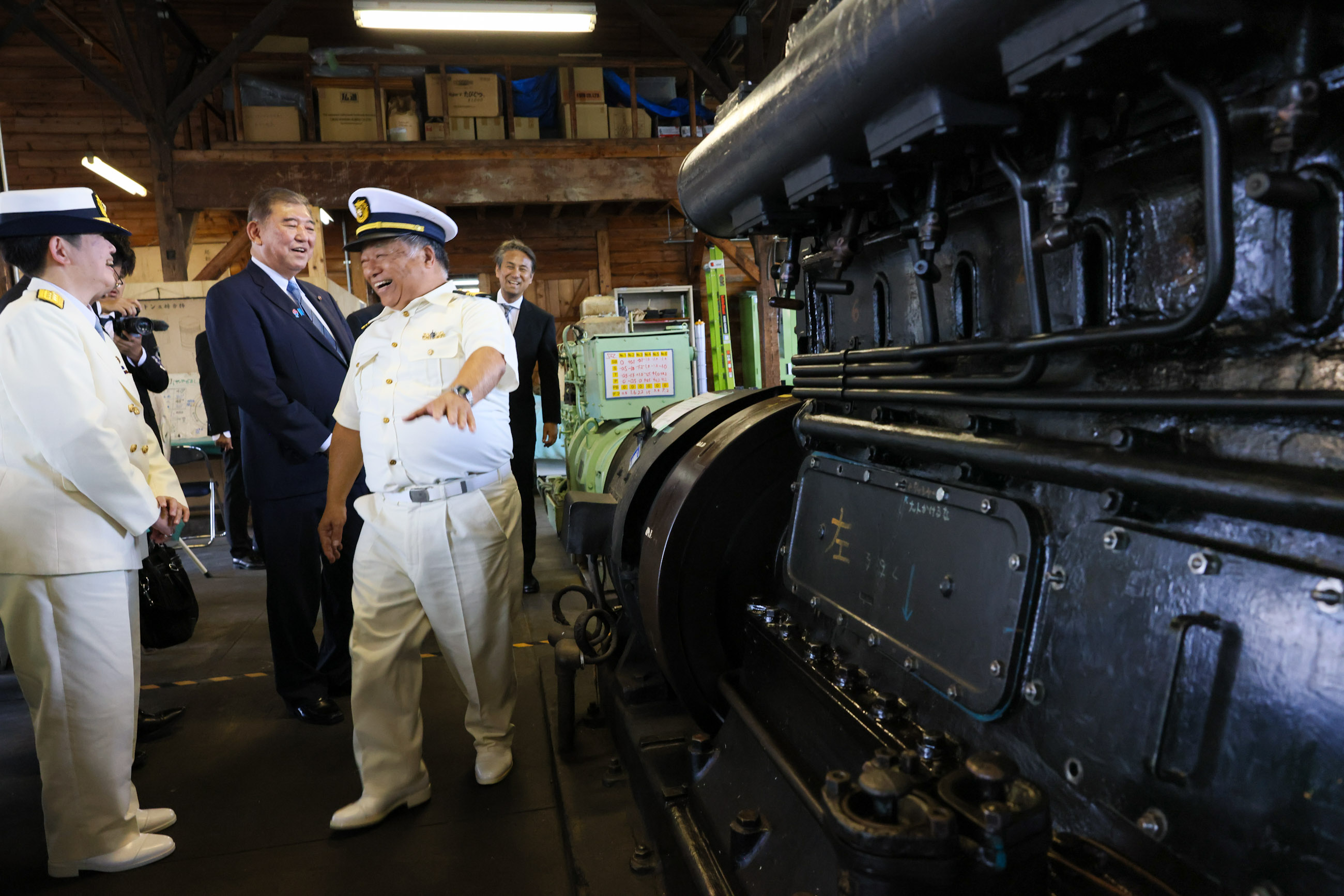 Prime Minister Ishiba observing school facilities (2)