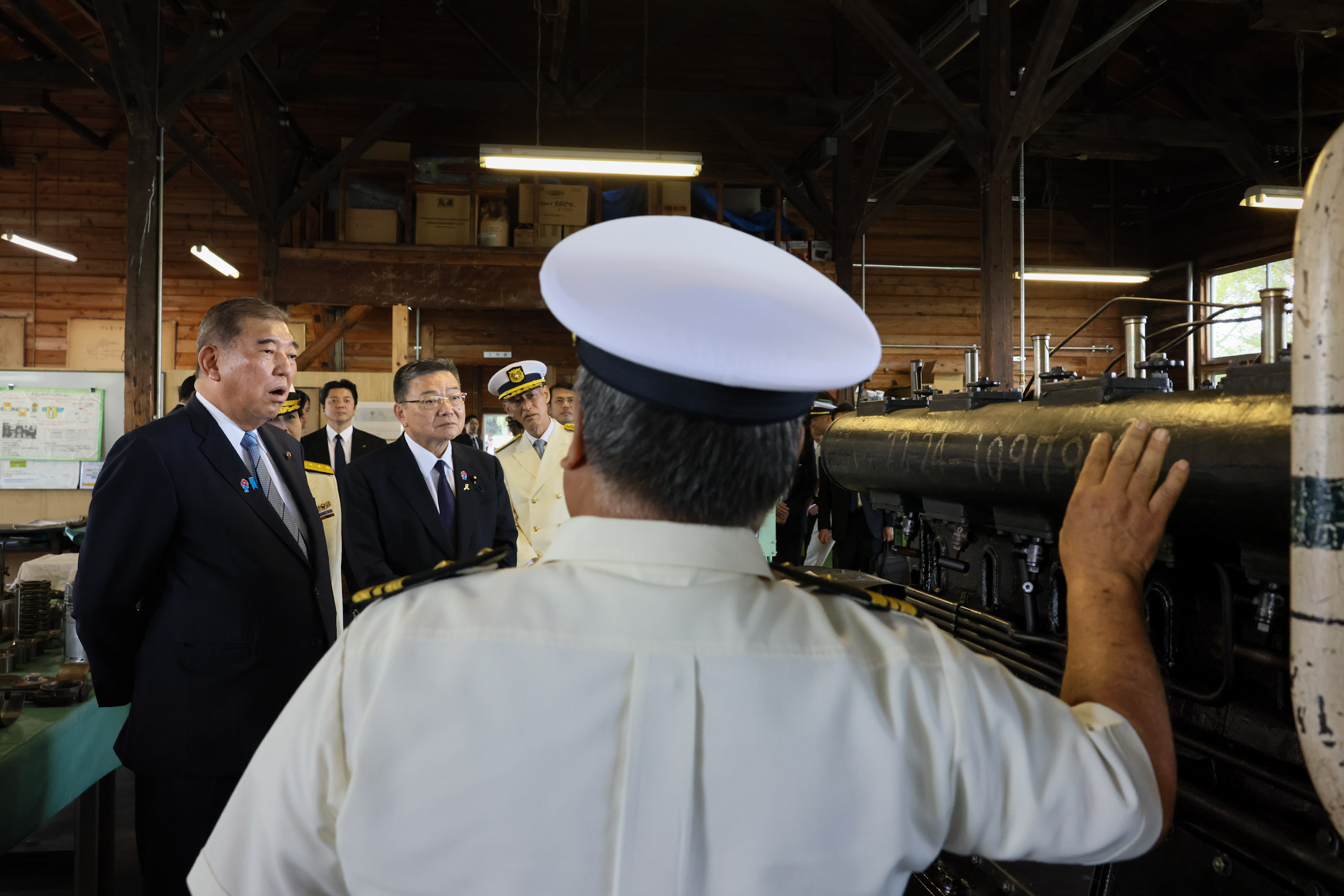 Prime Minister Ishiba observing school facilities (3)