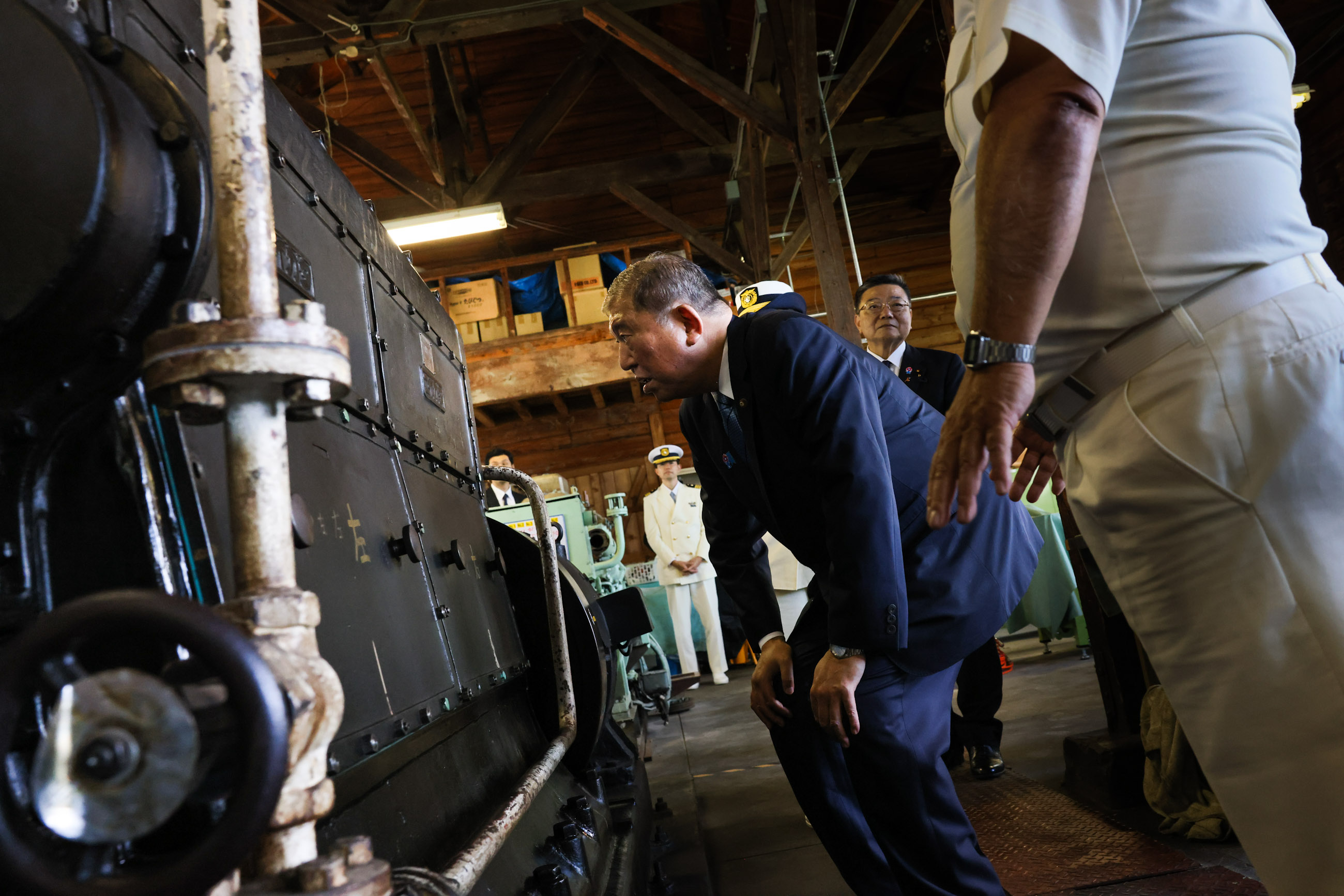 Prime Minister Ishiba observing school facilities (4)