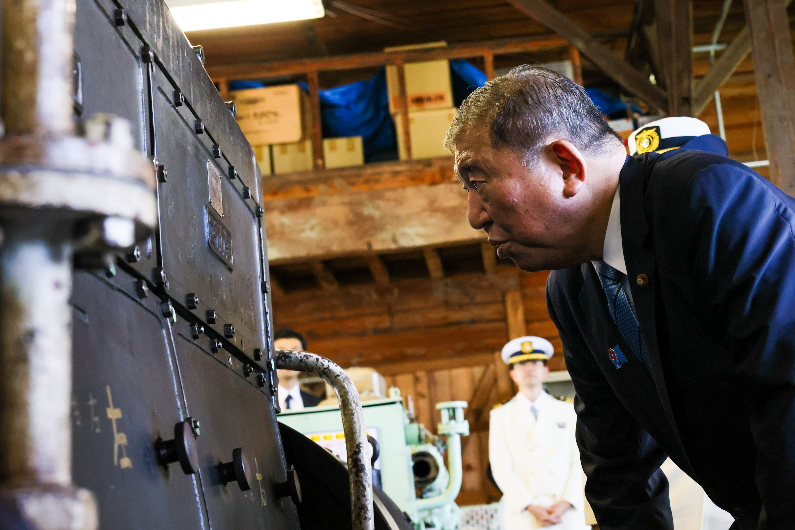 Prime Minister Ishiba observing school facilities (5)