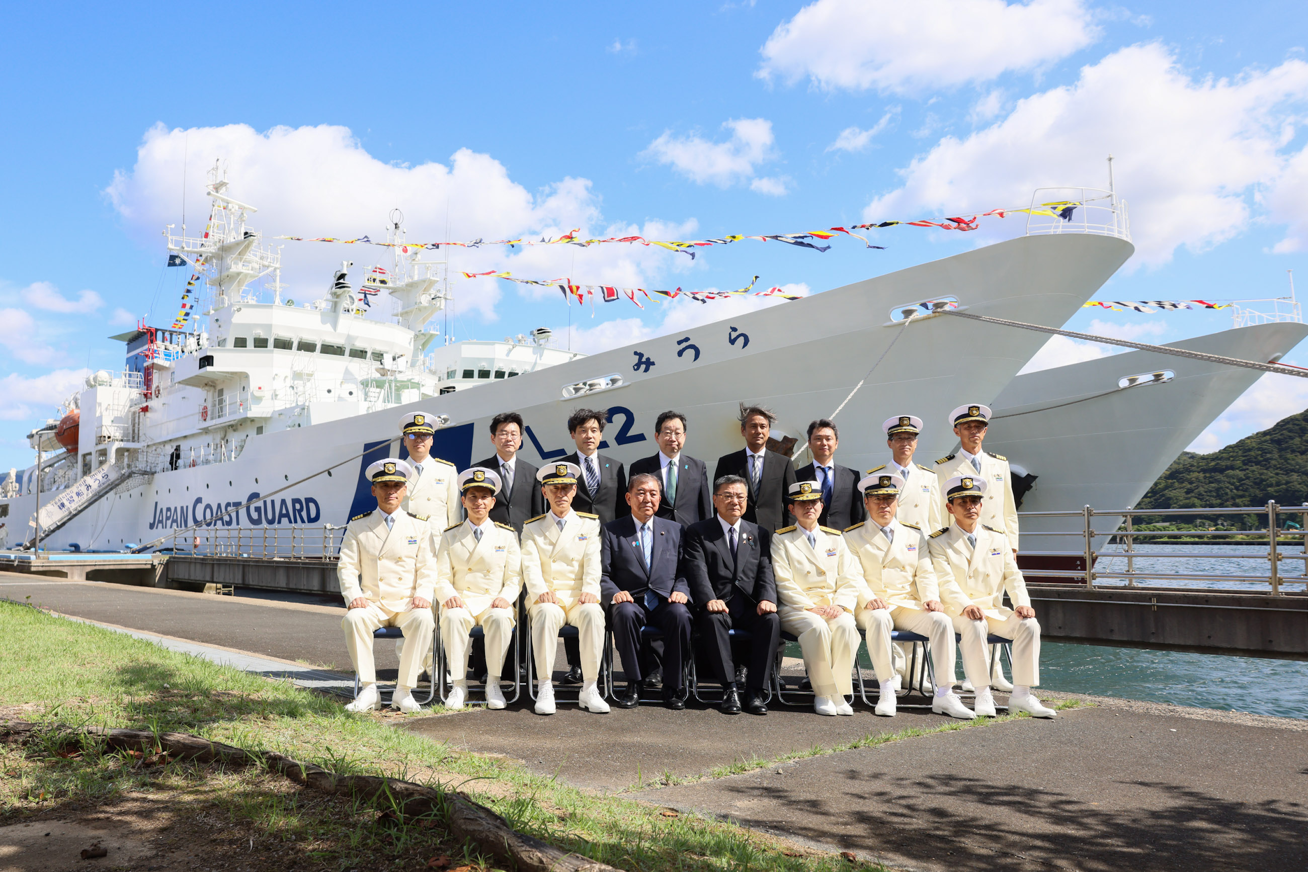 Prime Minister Ishiba observing the training ship Miura (1)