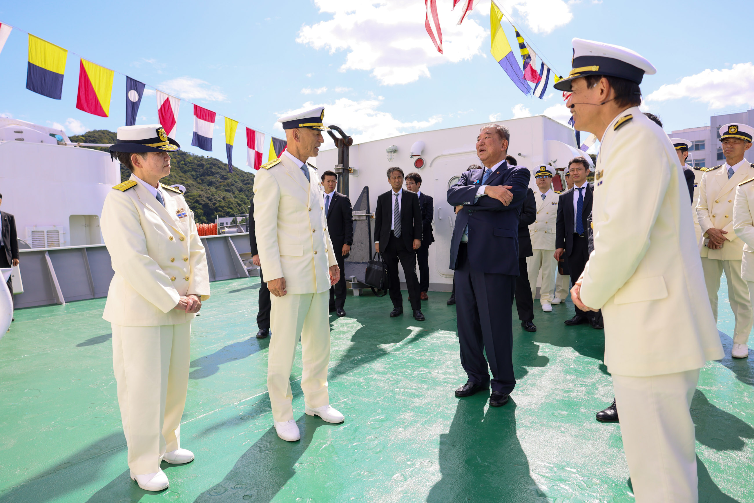 Prime Minister Ishiba observing the training ship Miura (2)
