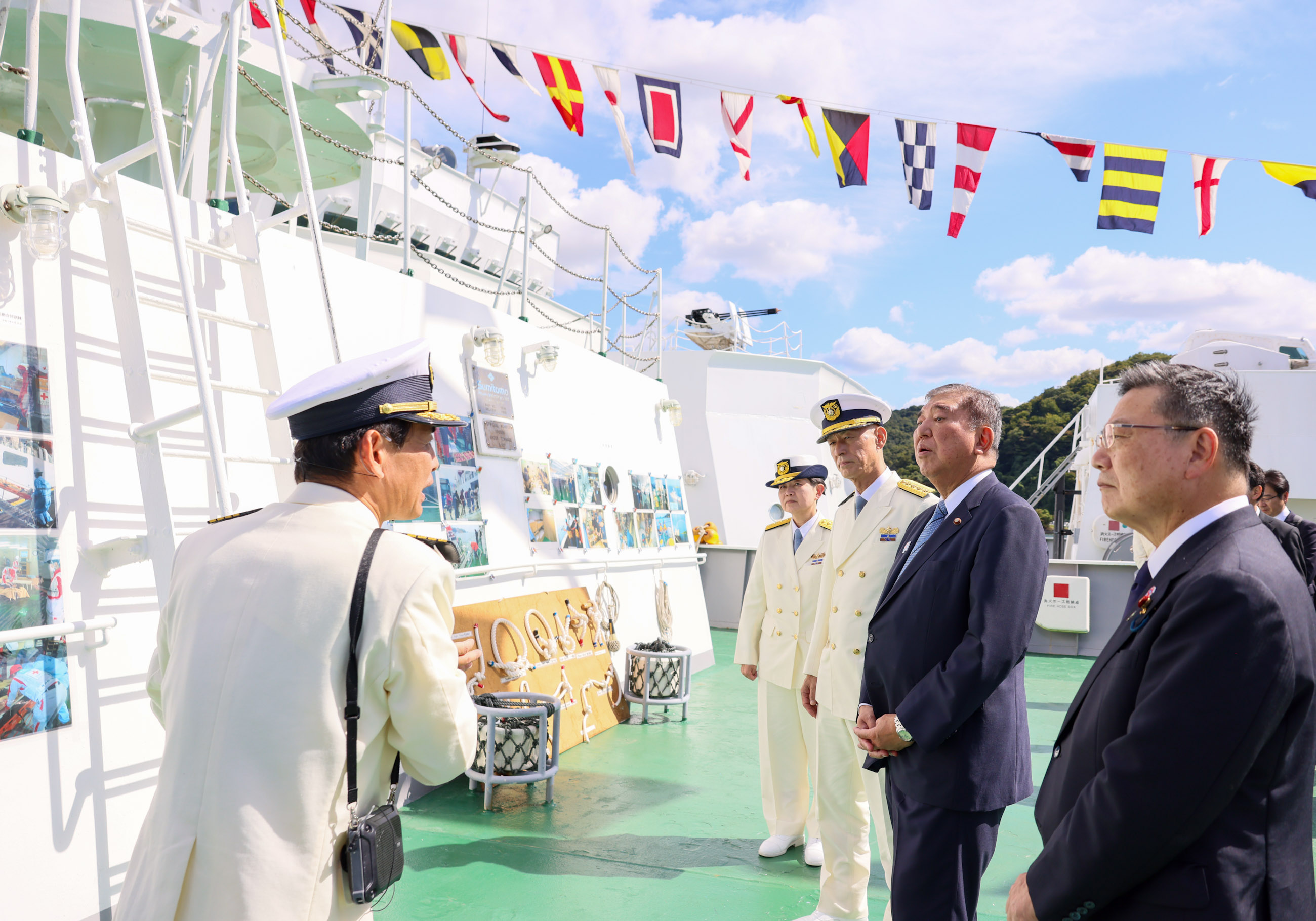 Prime Minister Ishiba observing the training ship Miura (3)