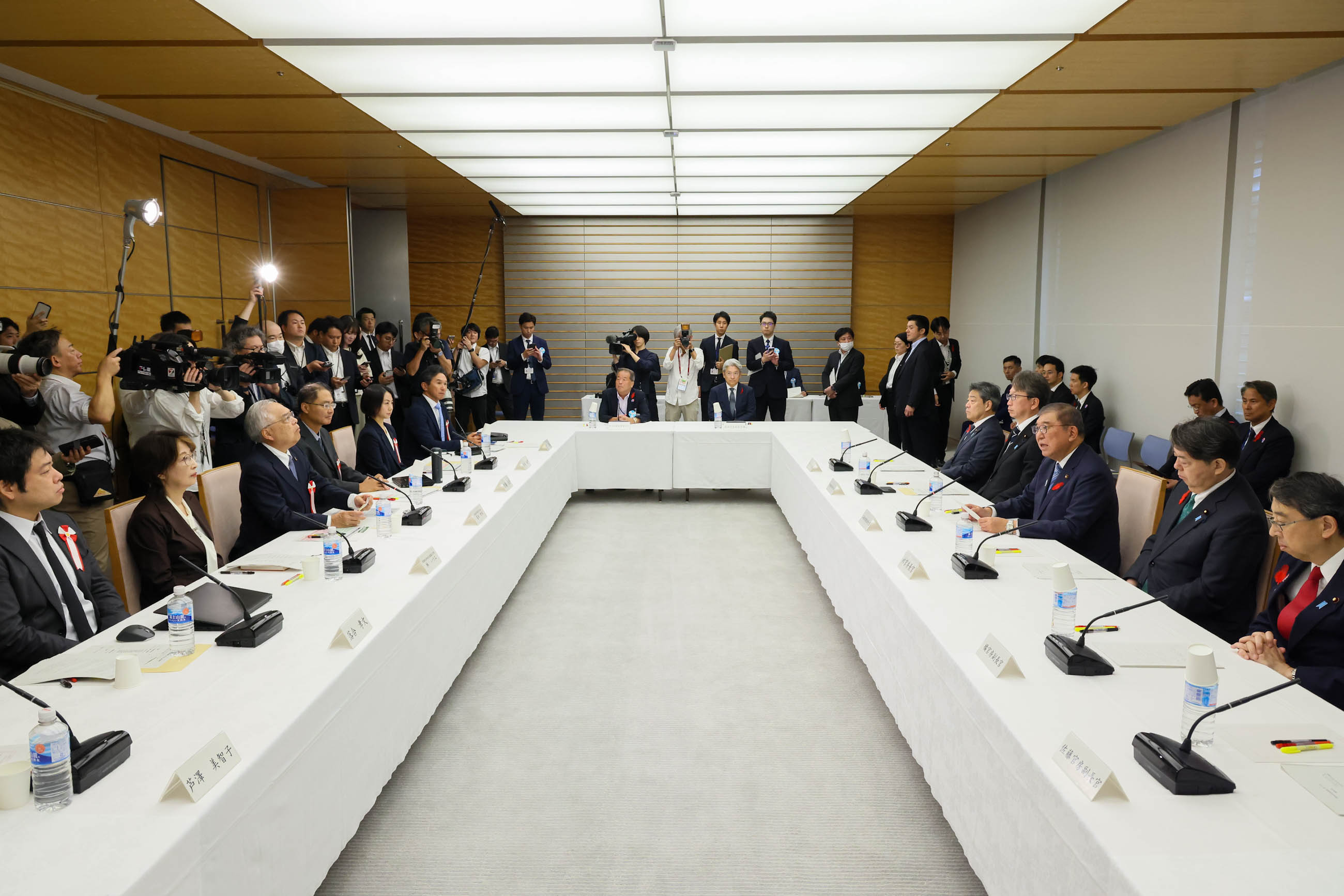 Prime Minister Ishiba wrapping up the meeting (3)