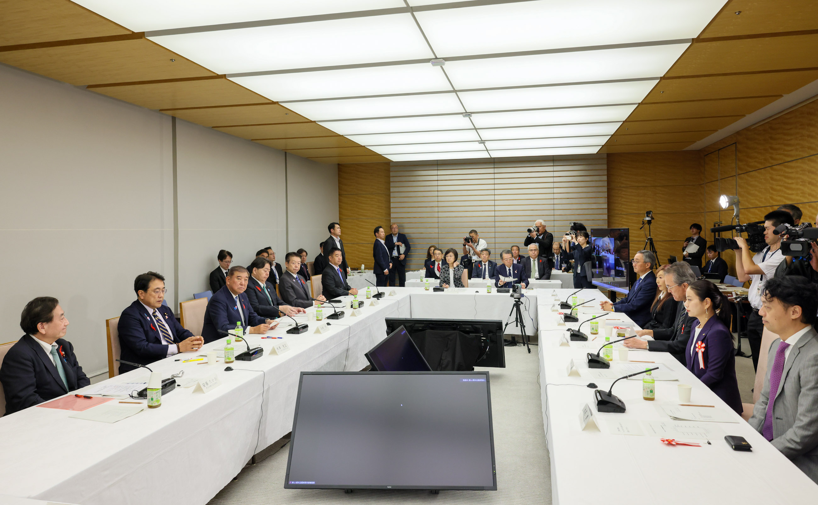 Prime Minister Ishiba wrapping up the meeting (2)