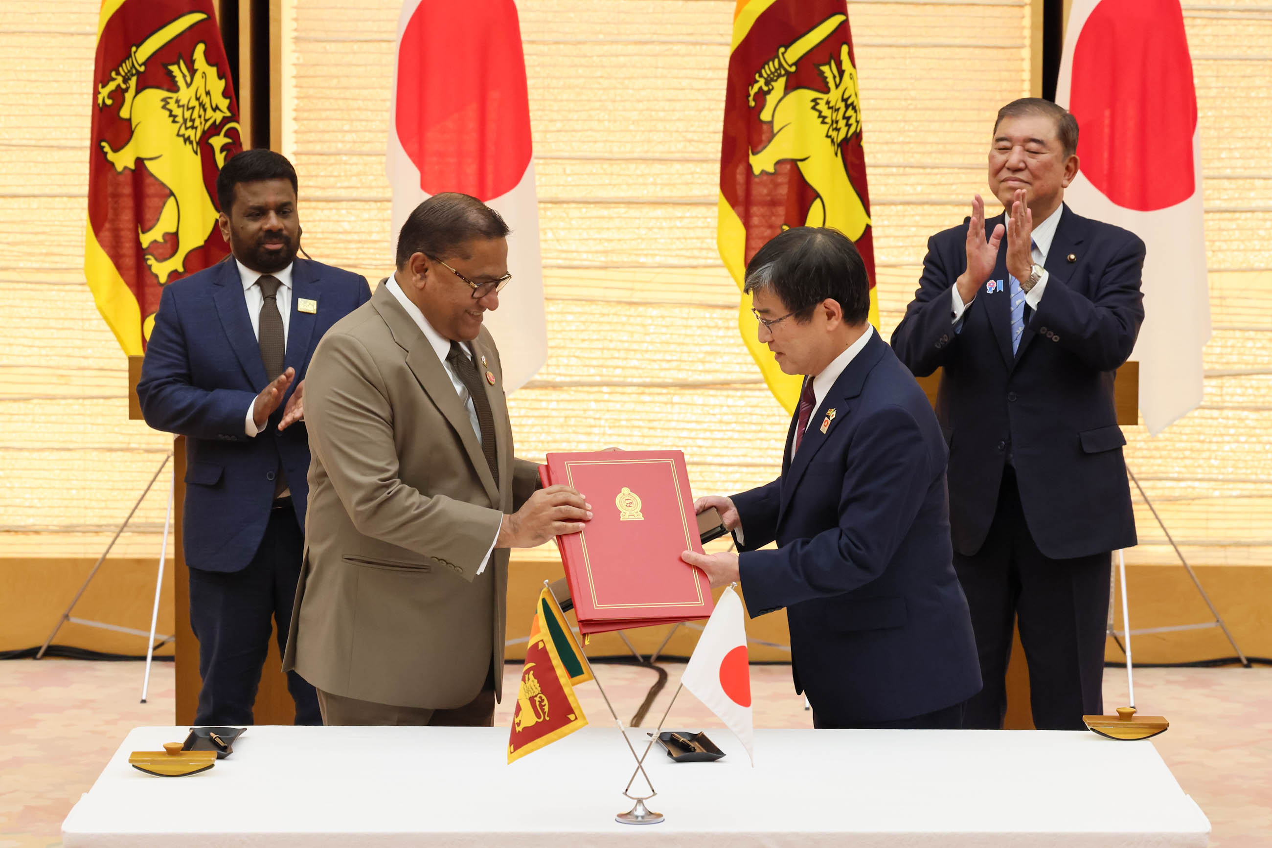 Ceremony for the signing and exchange of documents (3)