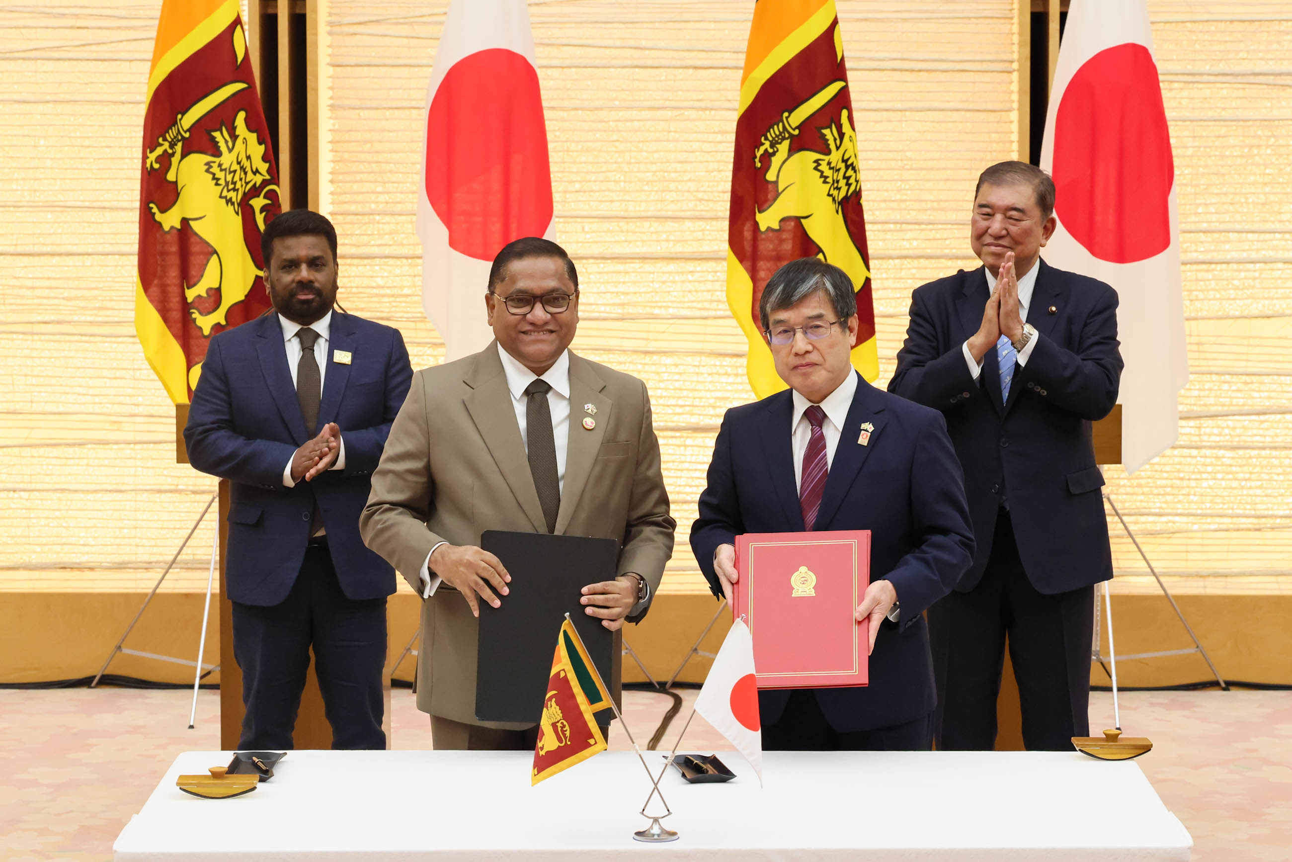 Ceremony for the signing and exchange of documents (5)