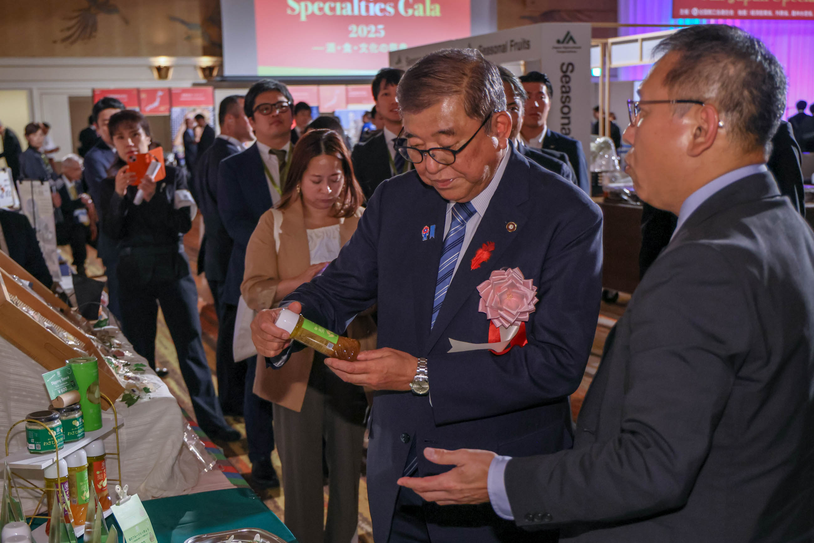 Prime Minister Ishiba observing the venue (1)