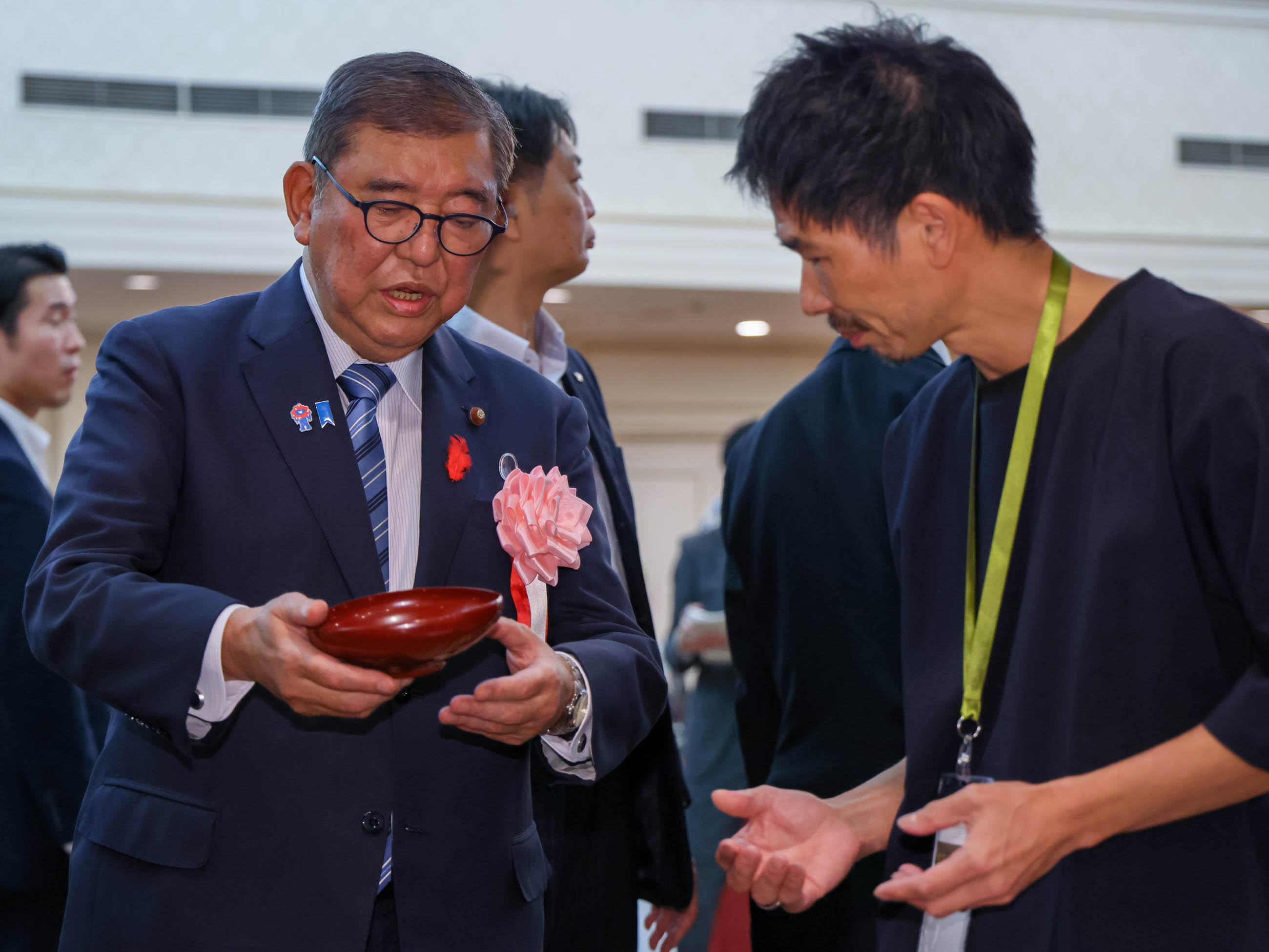 Prime Minister Ishiba observing the venue (2)