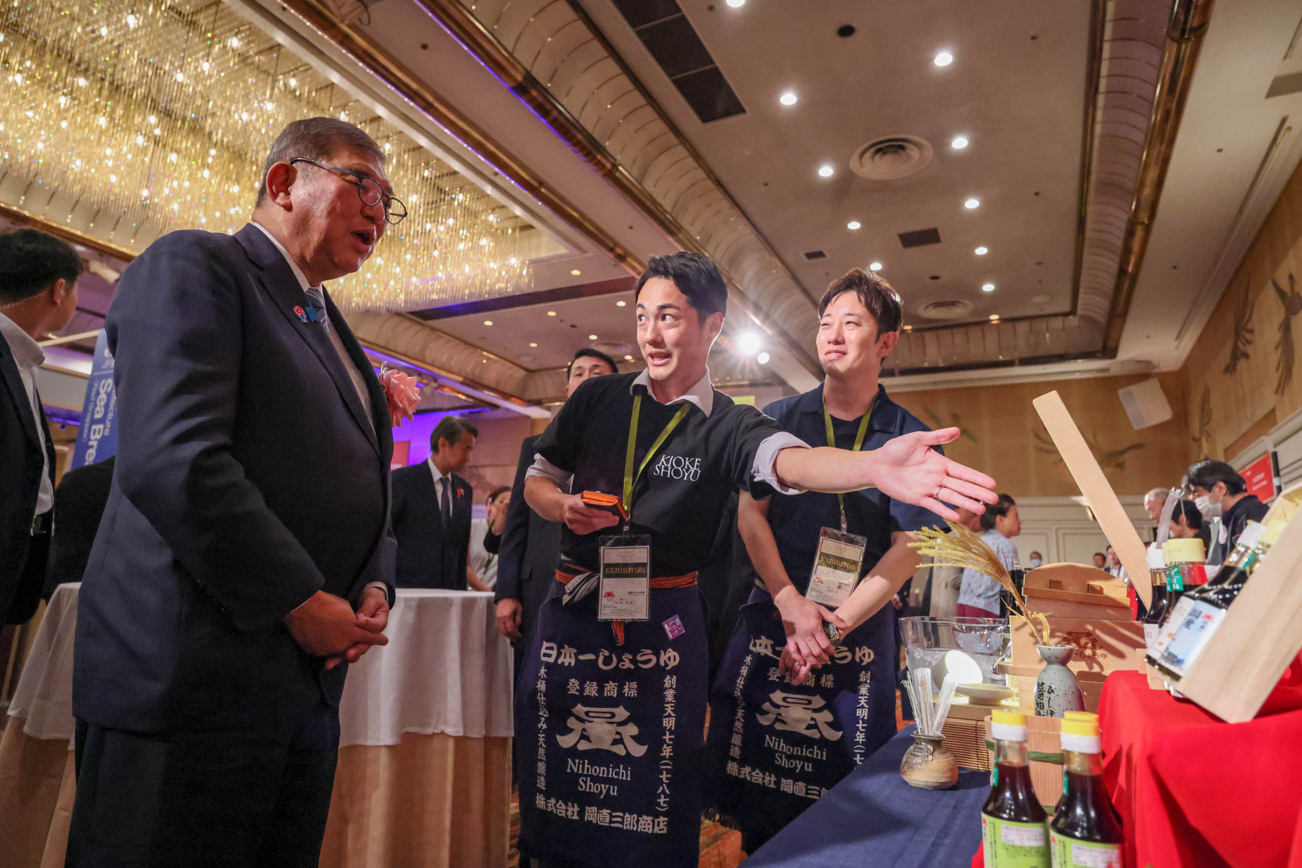 Prime Minister Ishiba observing the venue (4)