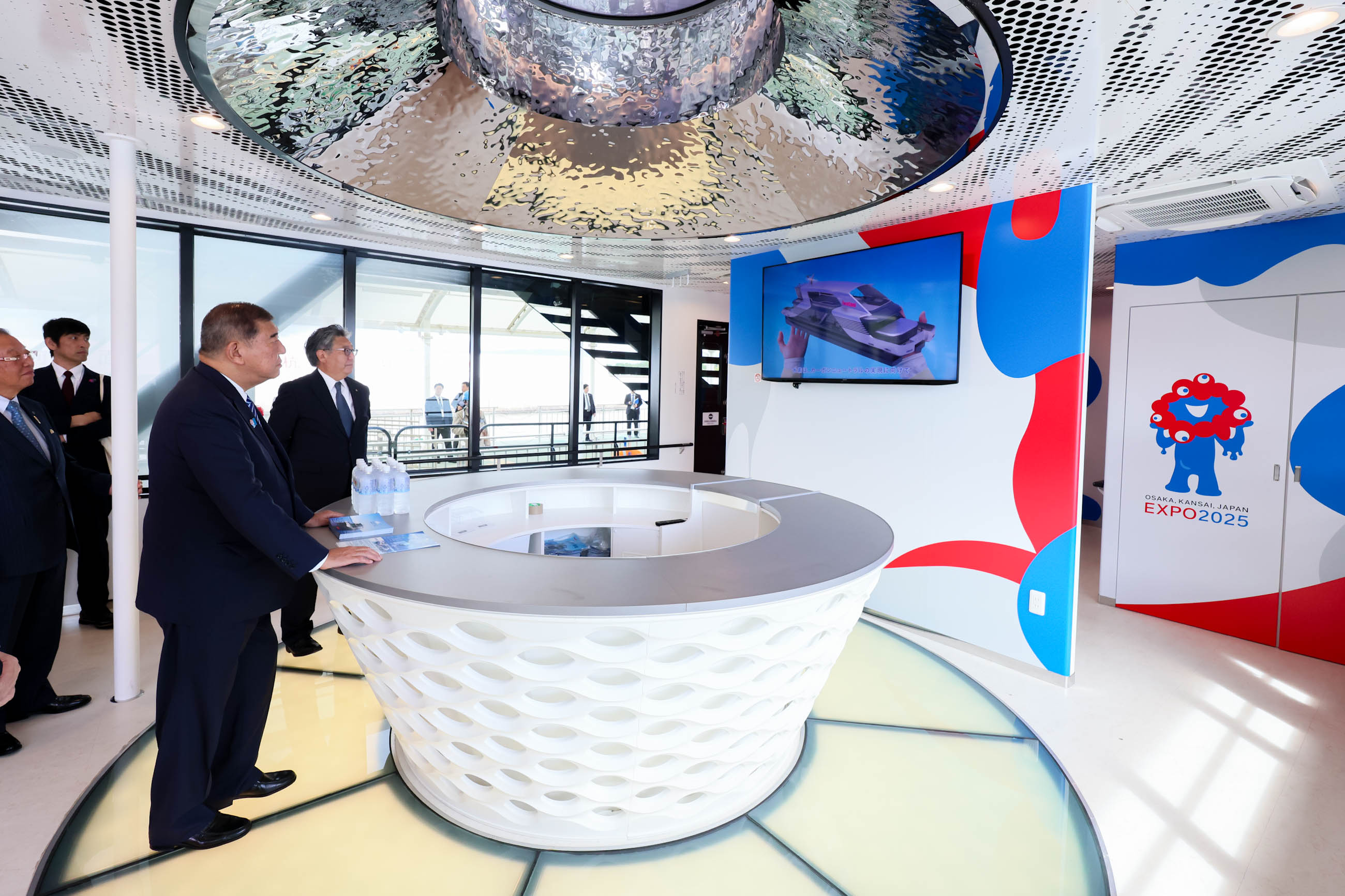 Prime Minister Ishiba observing the Mahoroba (2)