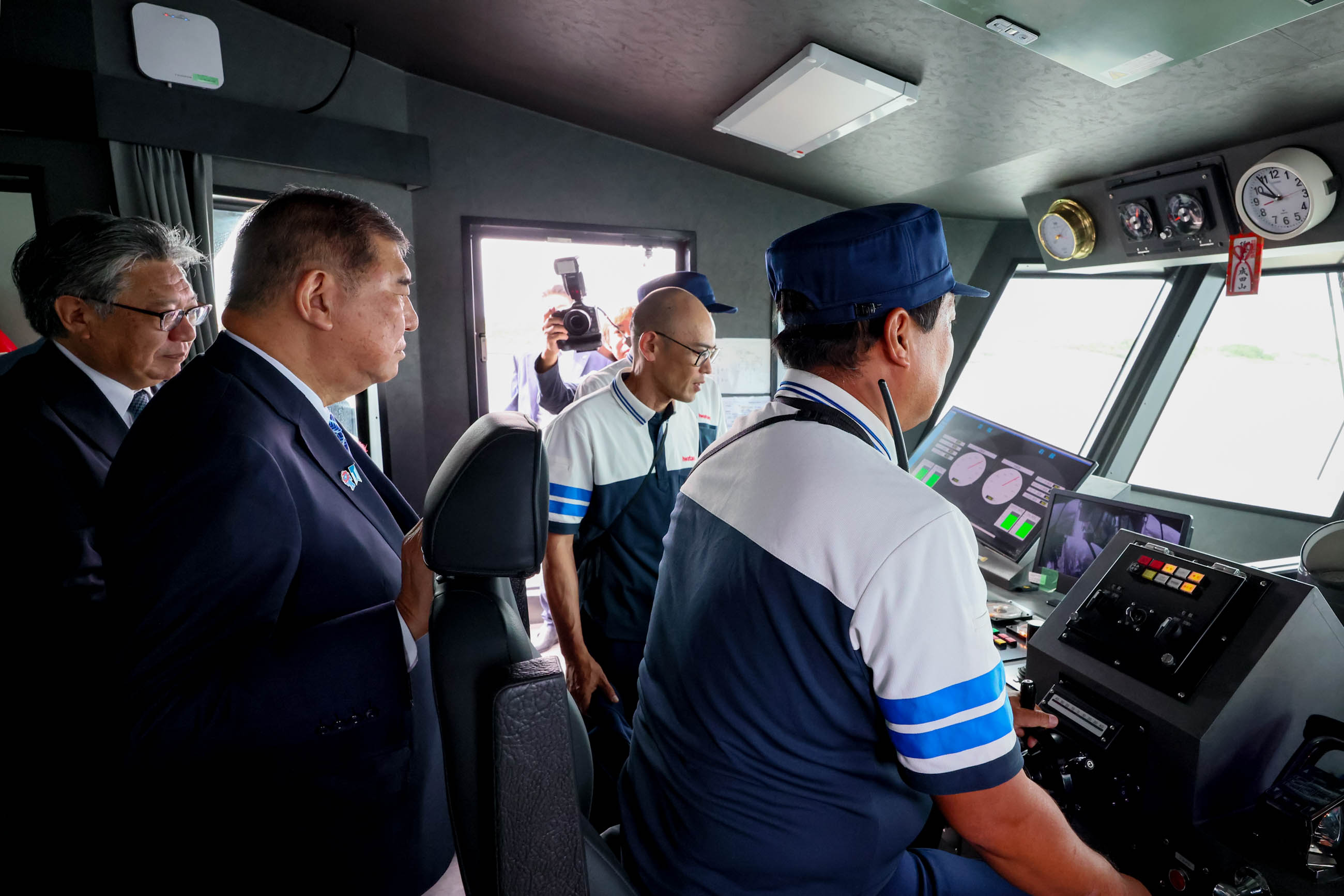 Prime Minister Ishiba observing the Mahoroba (3)
