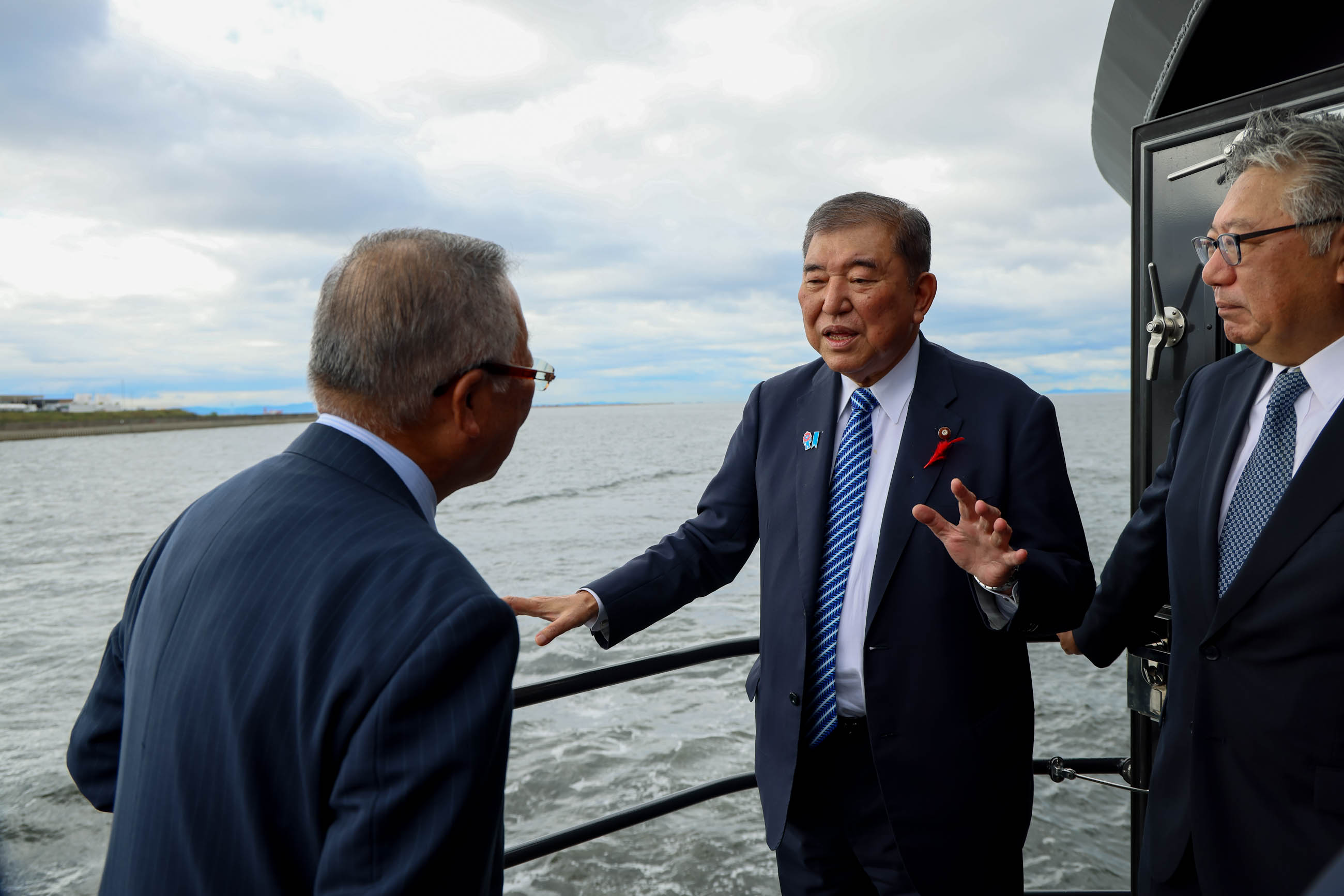 Prime Minister Ishiba observing the Mahoroba (4)
