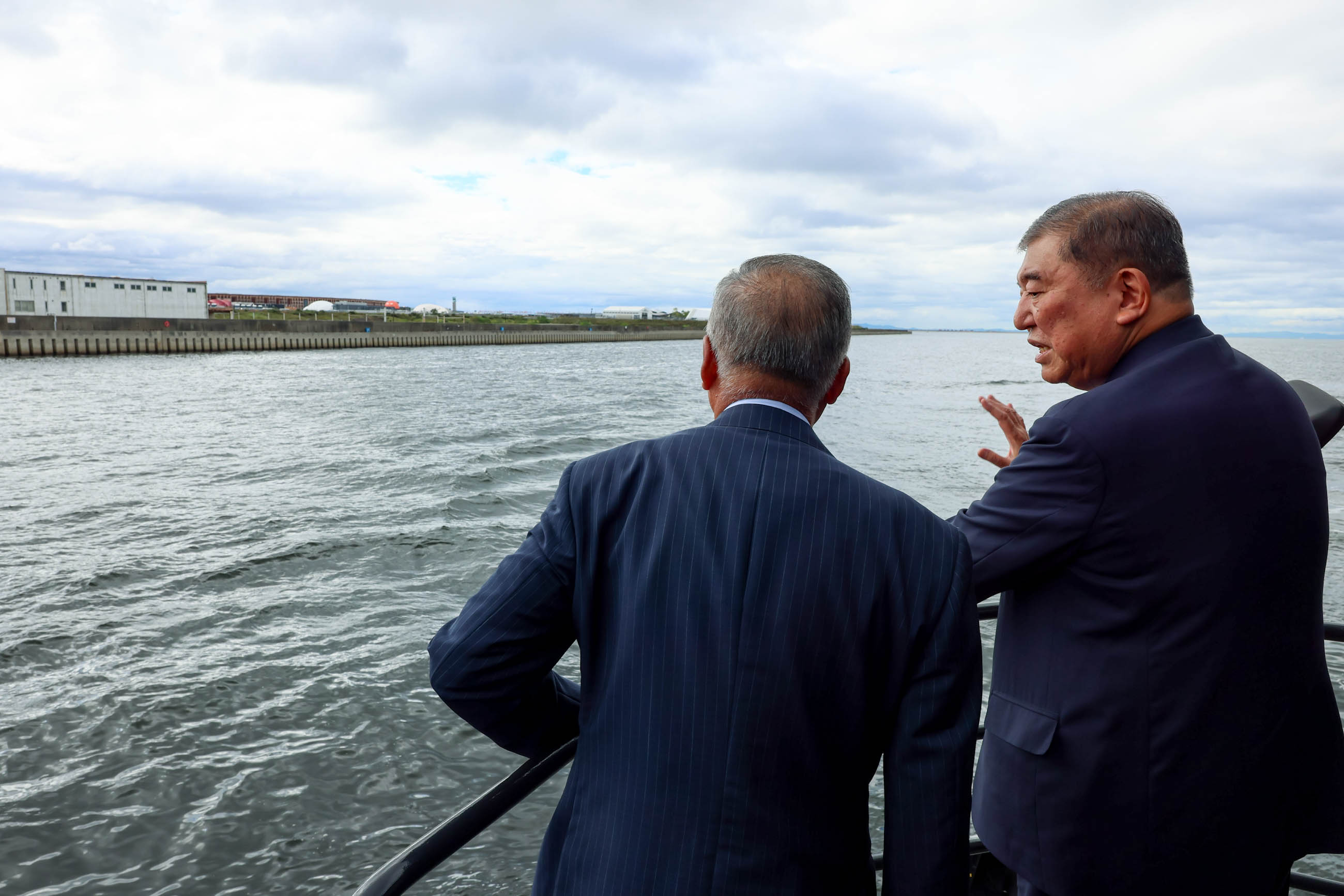 Prime Minister Ishiba observing the Mahoroba (5)