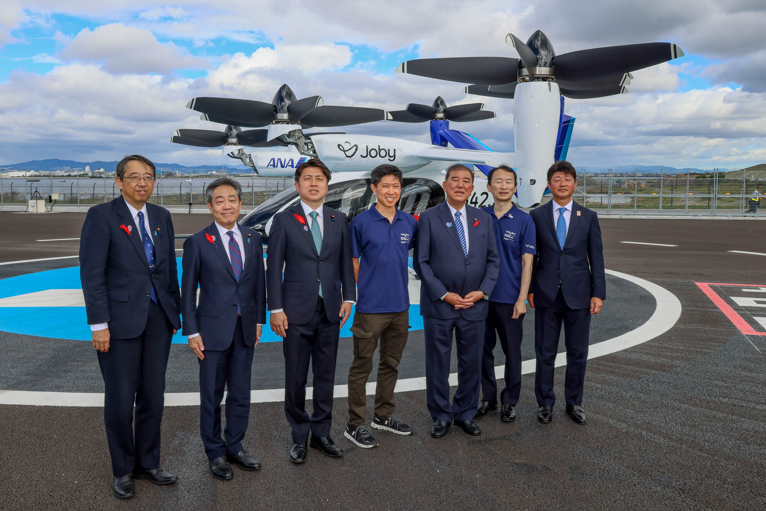 Prime Minister Ishiba observing the flying car test flight (2)