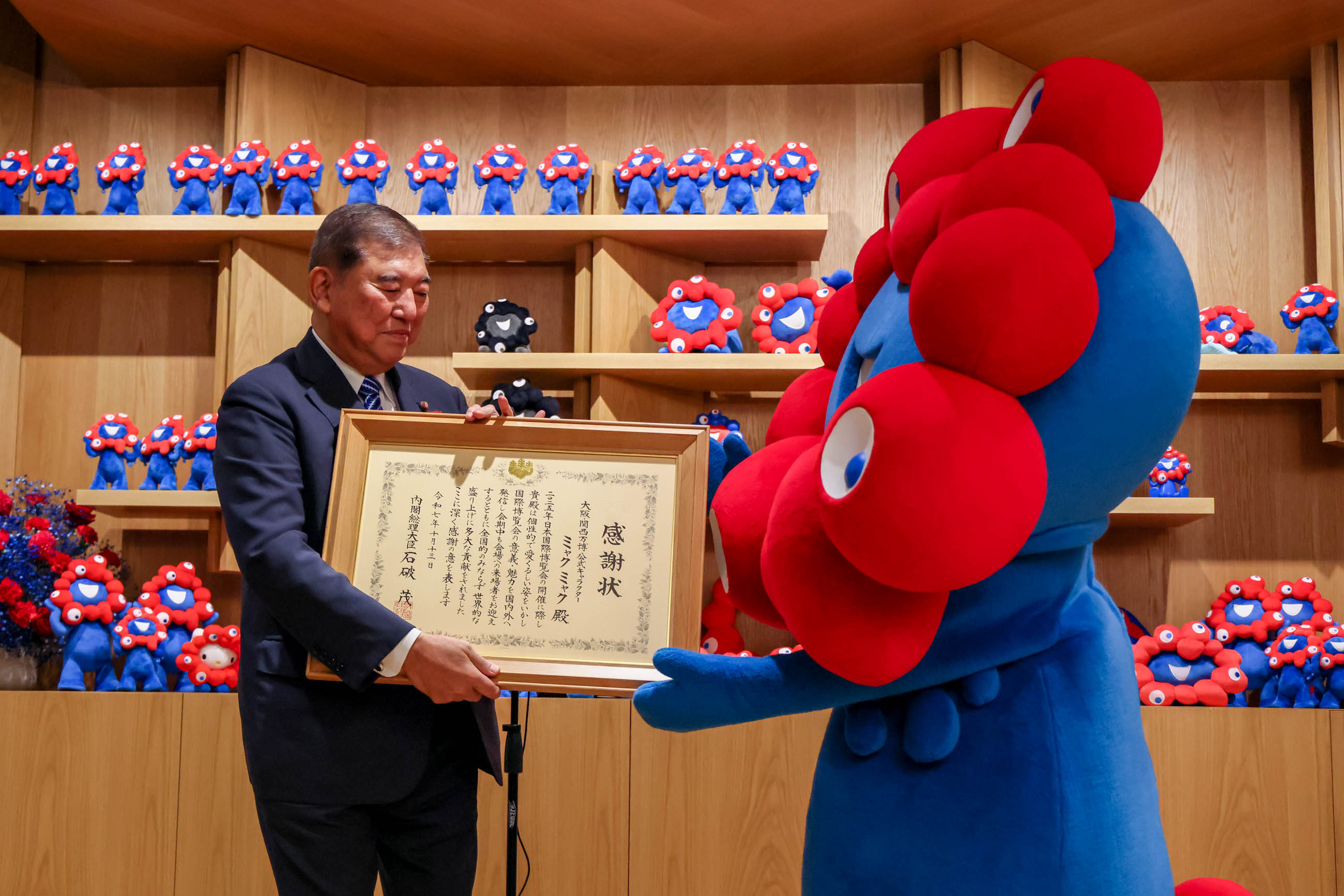 Prime Minsiter Ishiba presenting a letter of appreciation to Myaku-Myaku (1)