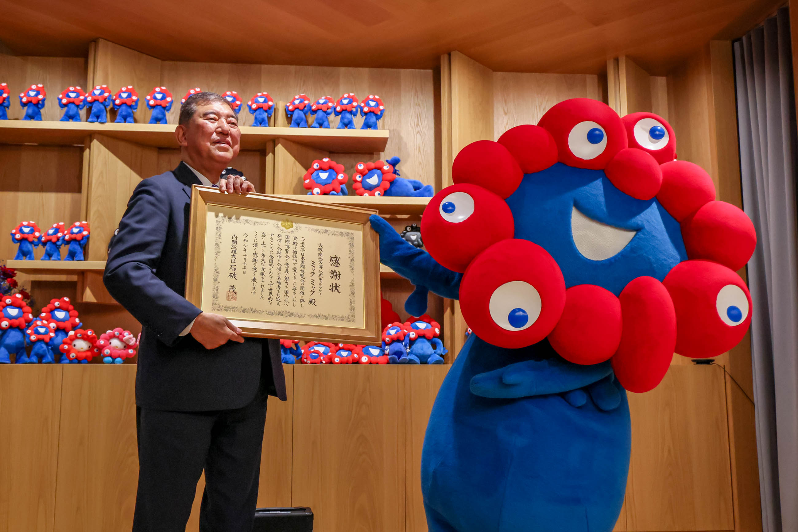 Prime Minsiter Ishiba presenting a letter of appreciation to Myaku-Myaku (2)