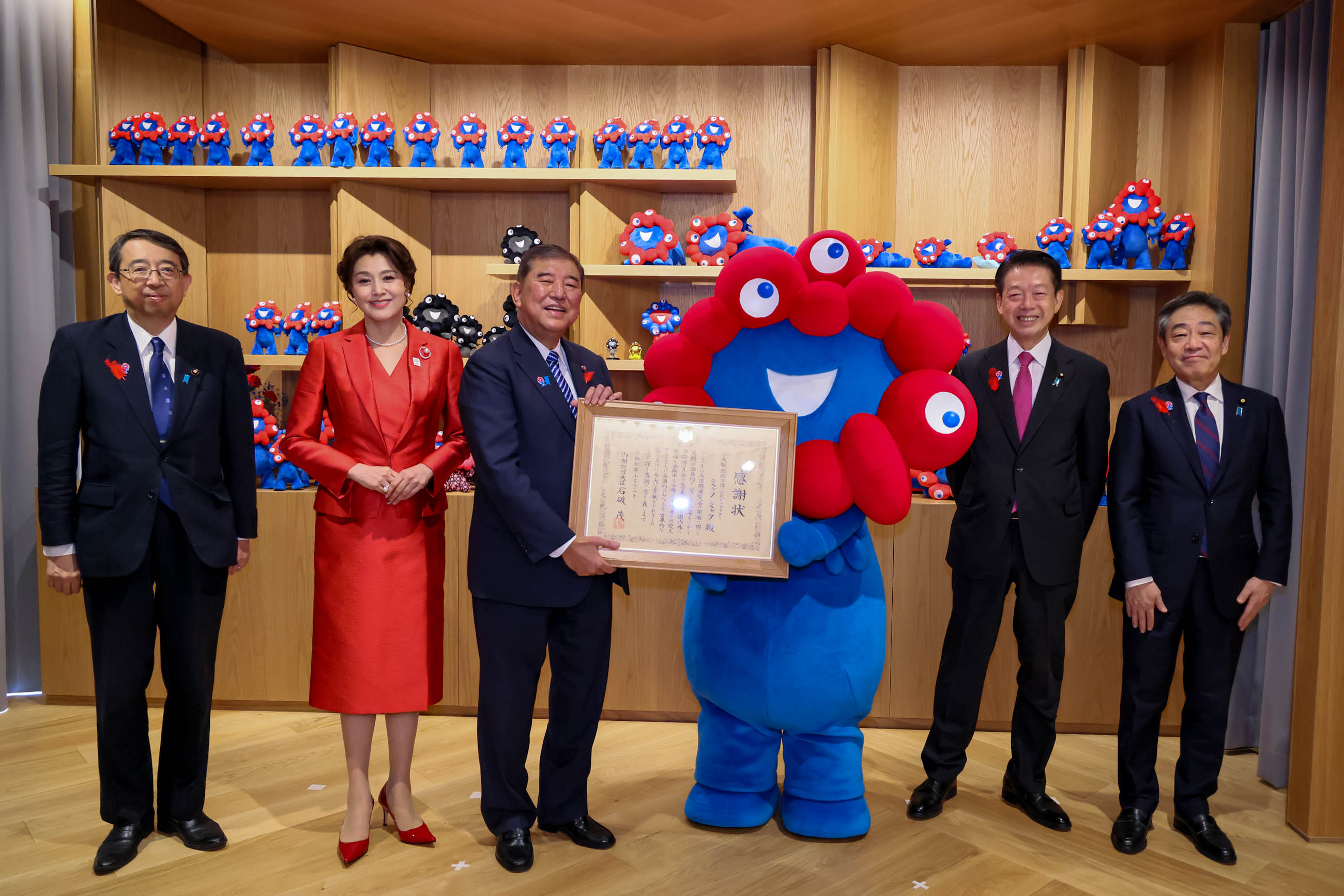 Prime Minsiter Ishiba presenting a letter of appreciation to Myaku-Myaku (3)