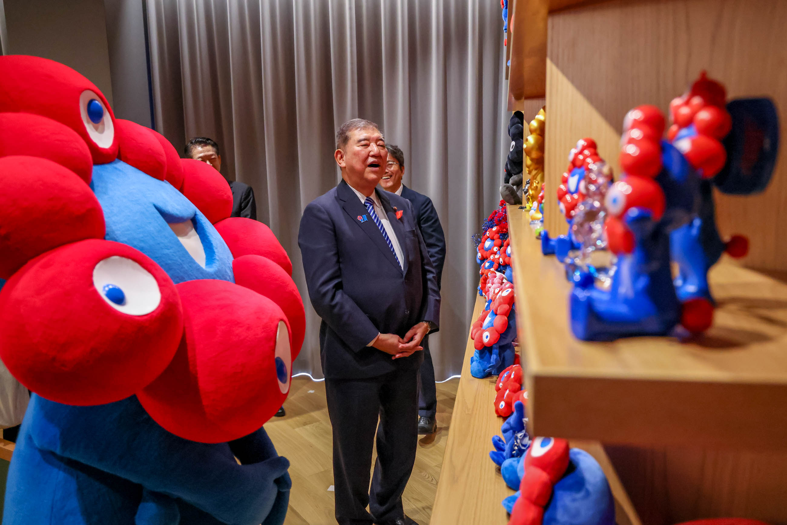 Prime Minsiter Ishiba presenting a letter of appreciation to Myaku-Myaku (4)