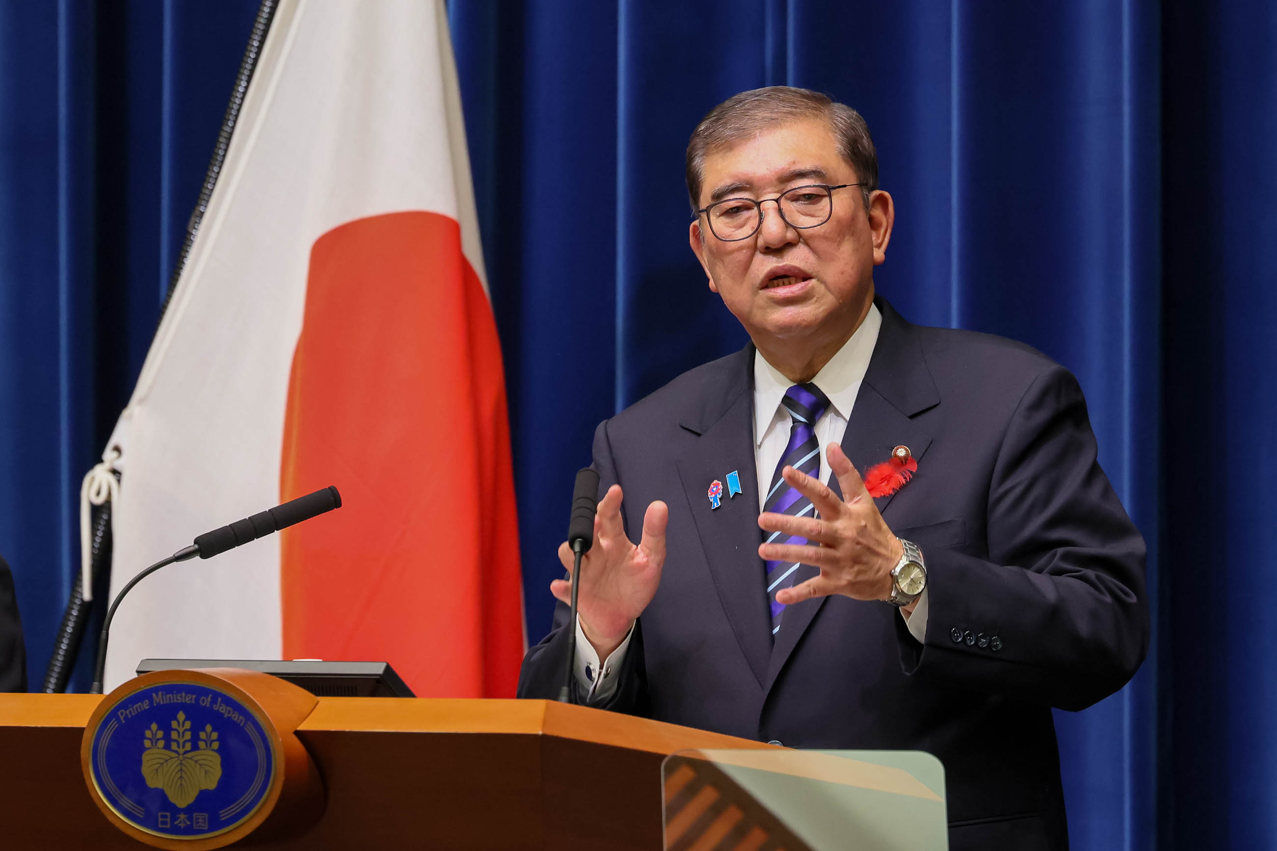 Prime Minister Ishiba answering questions from the press (6)