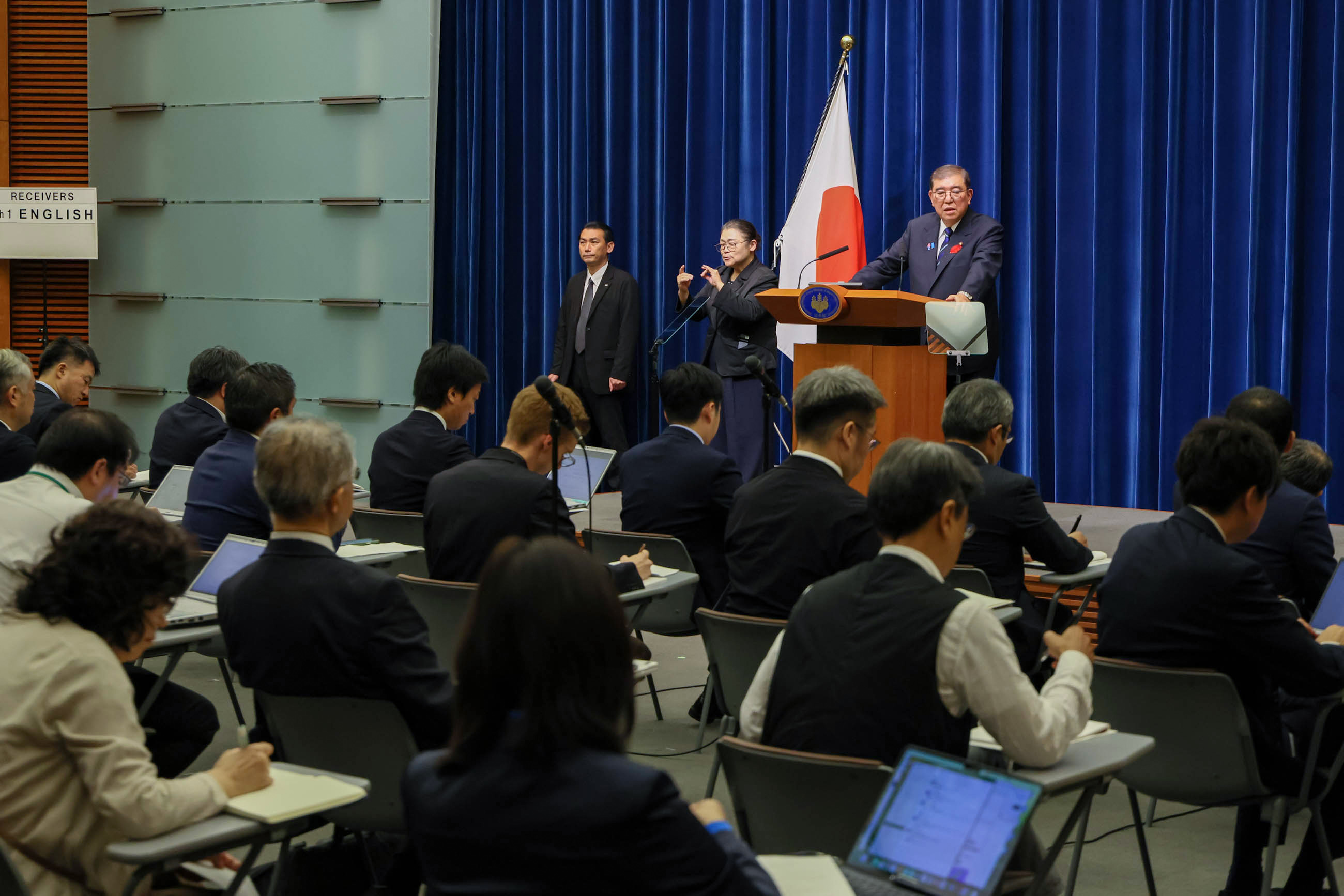 Prime Minister Ishiba answering questions from the press (9)