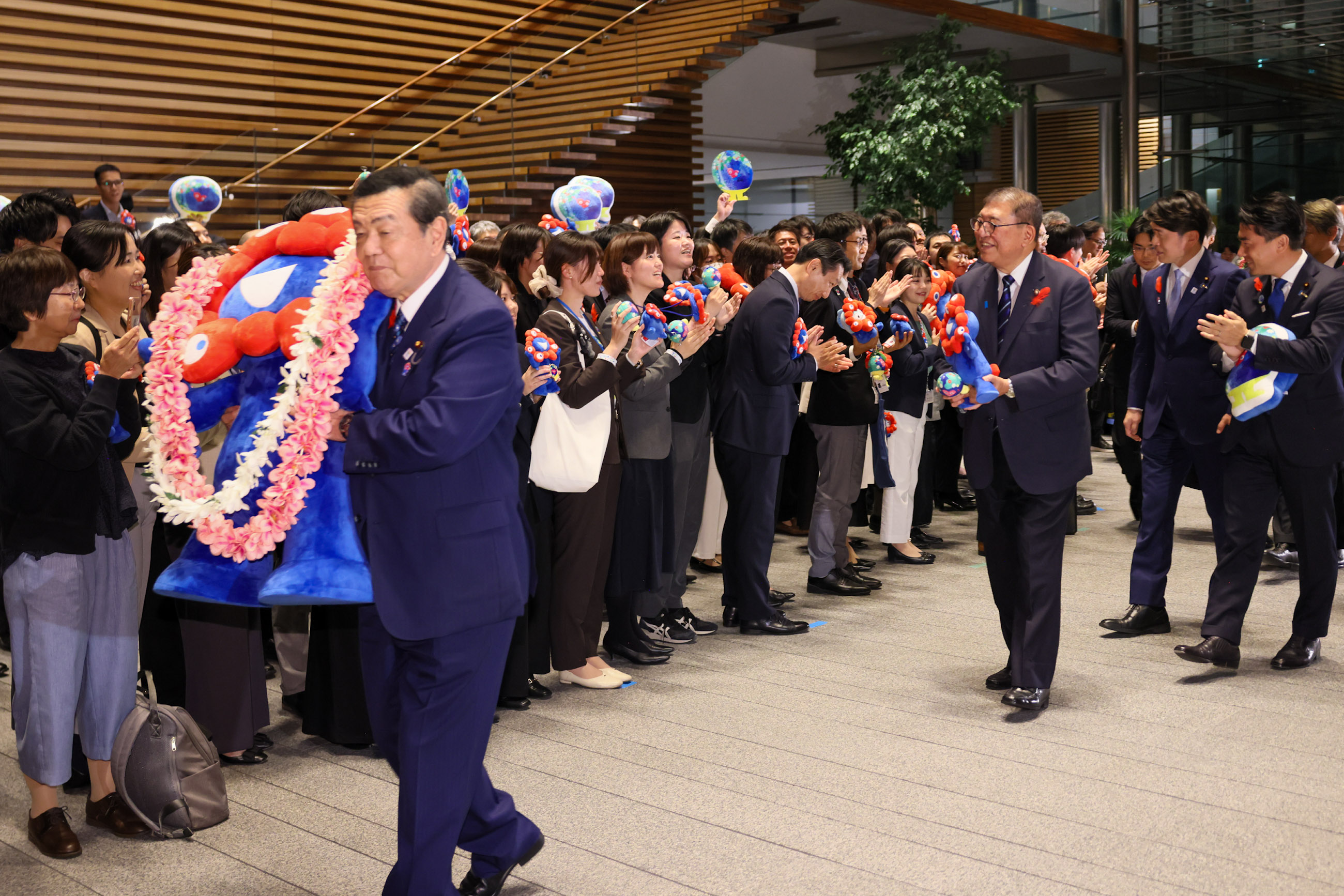 Prime Minister Ishiba sending off Myaku-Myaku (2)