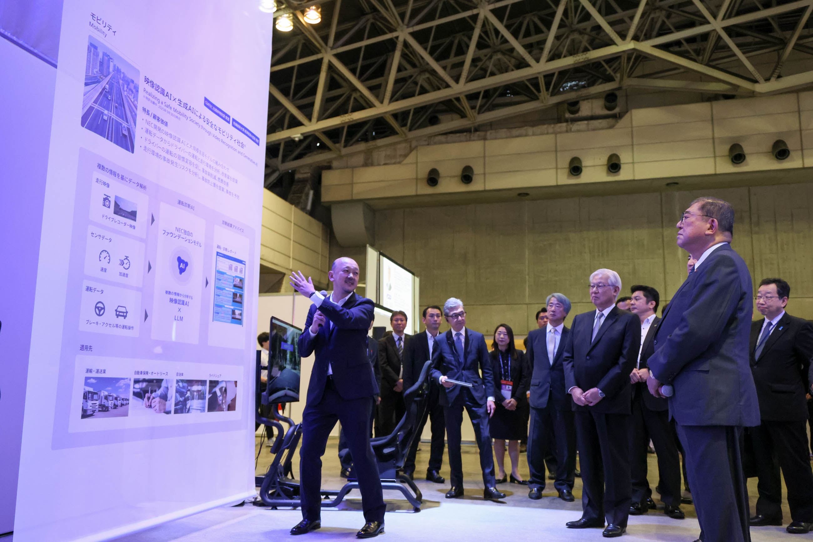 Prime Minister Ishiba observing exhibits (2)