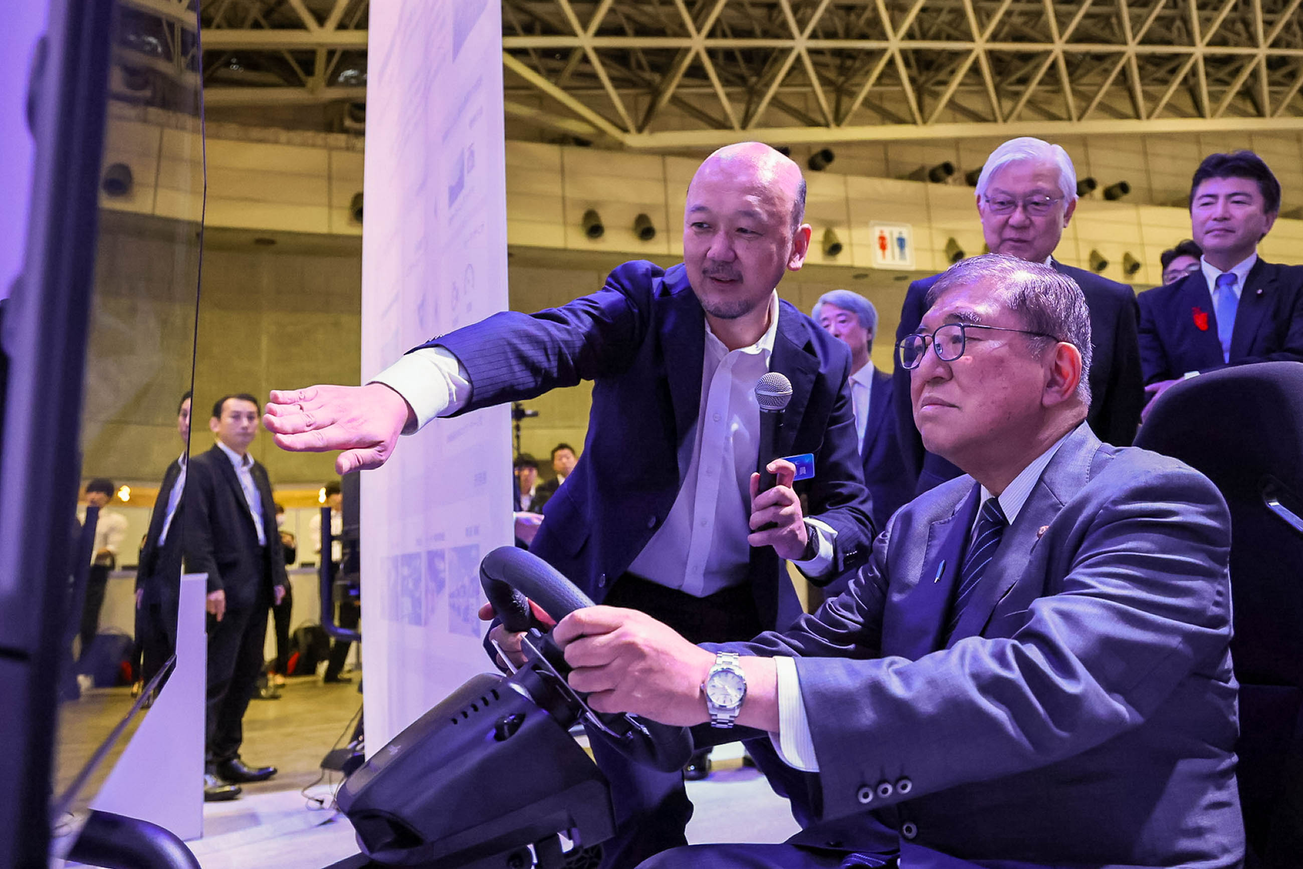 Prime Minister Ishiba observing exhibits (3)