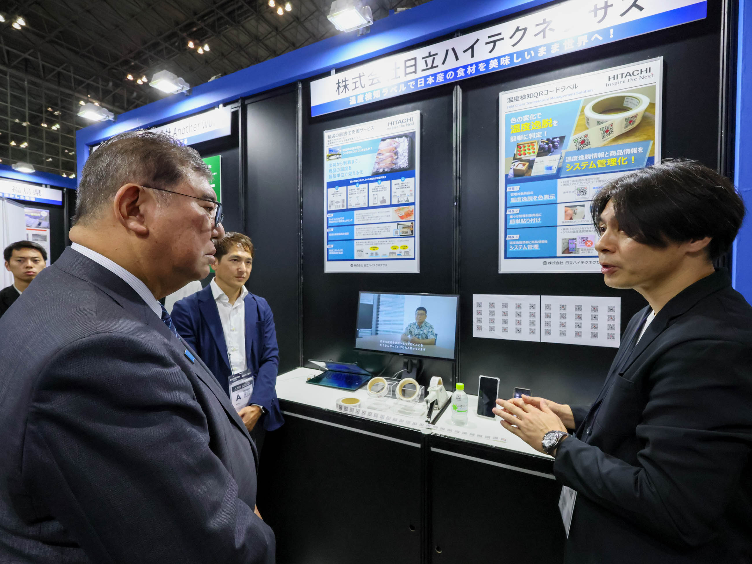 Prime Minister Ishiba observing exhibits (5)