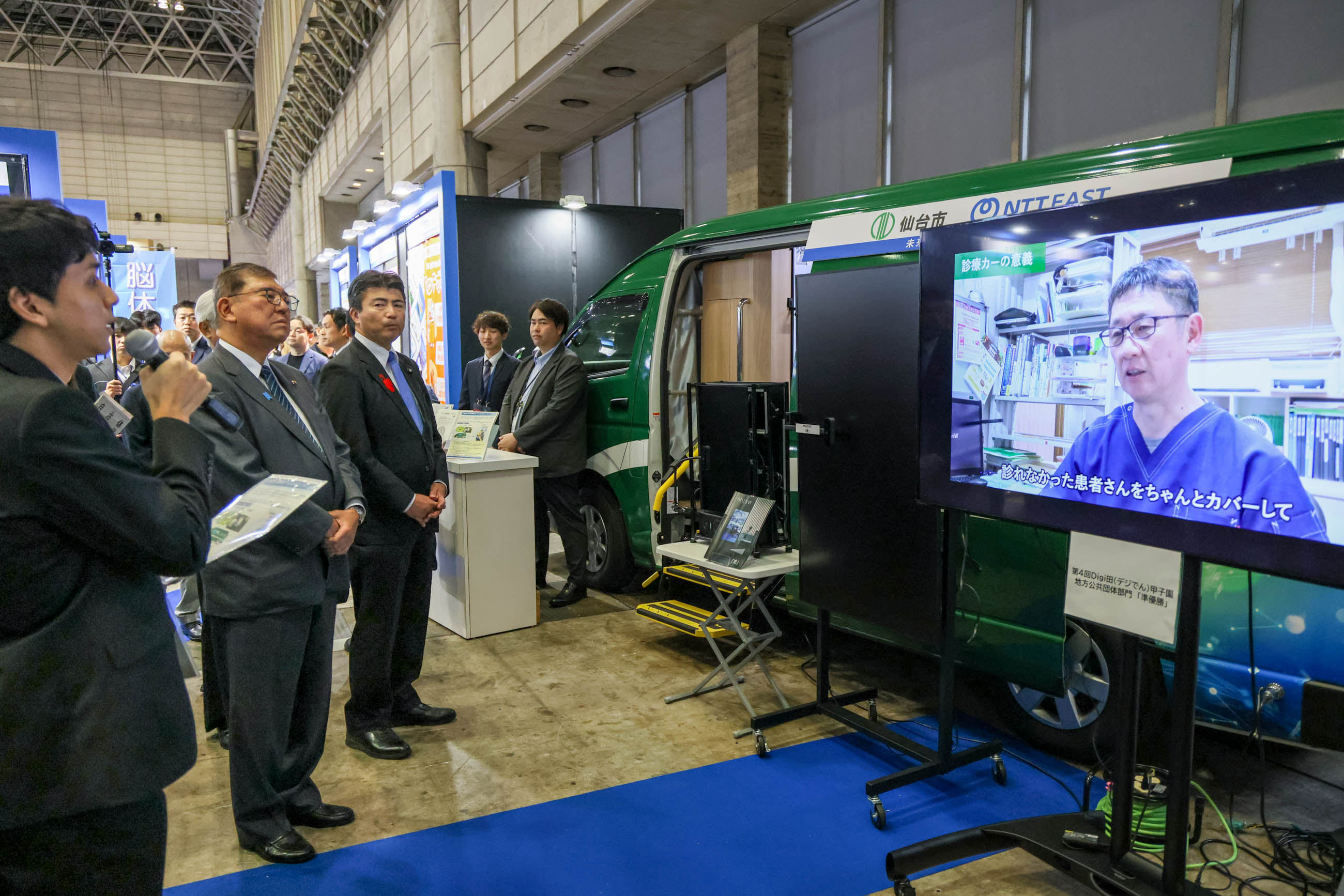 Prime Minister Ishiba observing exhibits (6)