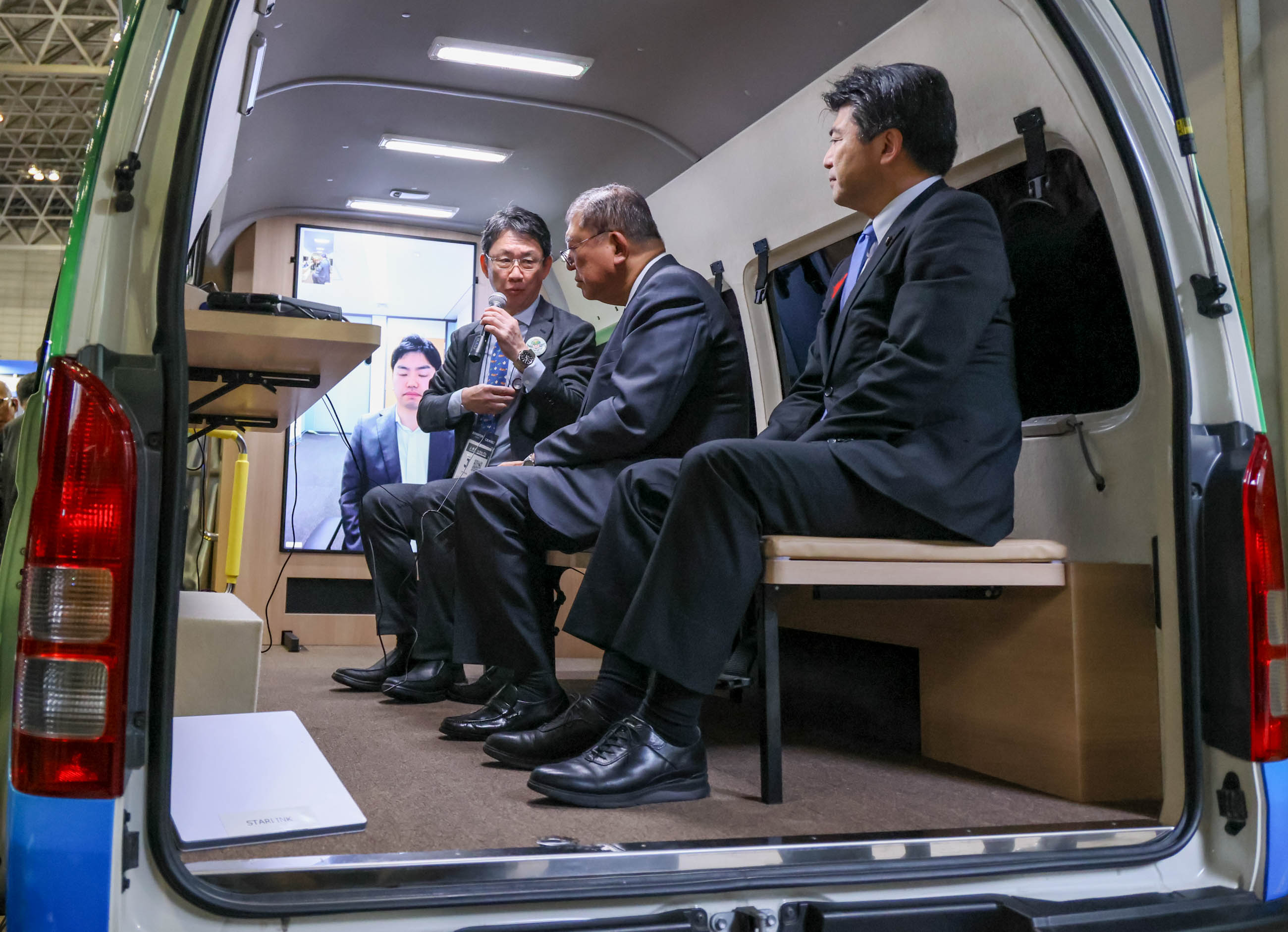 Prime Minister Ishiba observing exhibits (7)