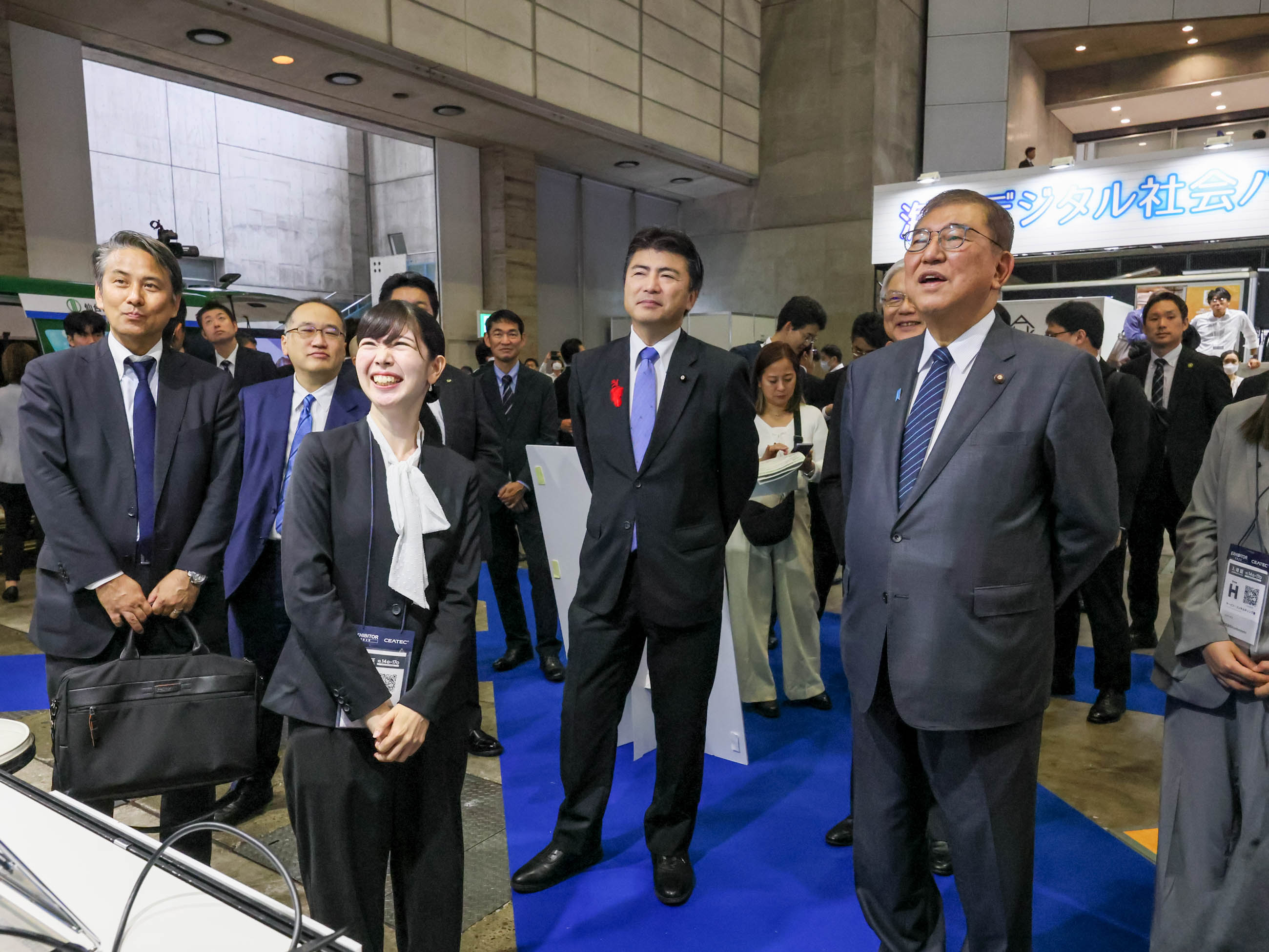 Prime Minister Ishiba observing exhibits (9)