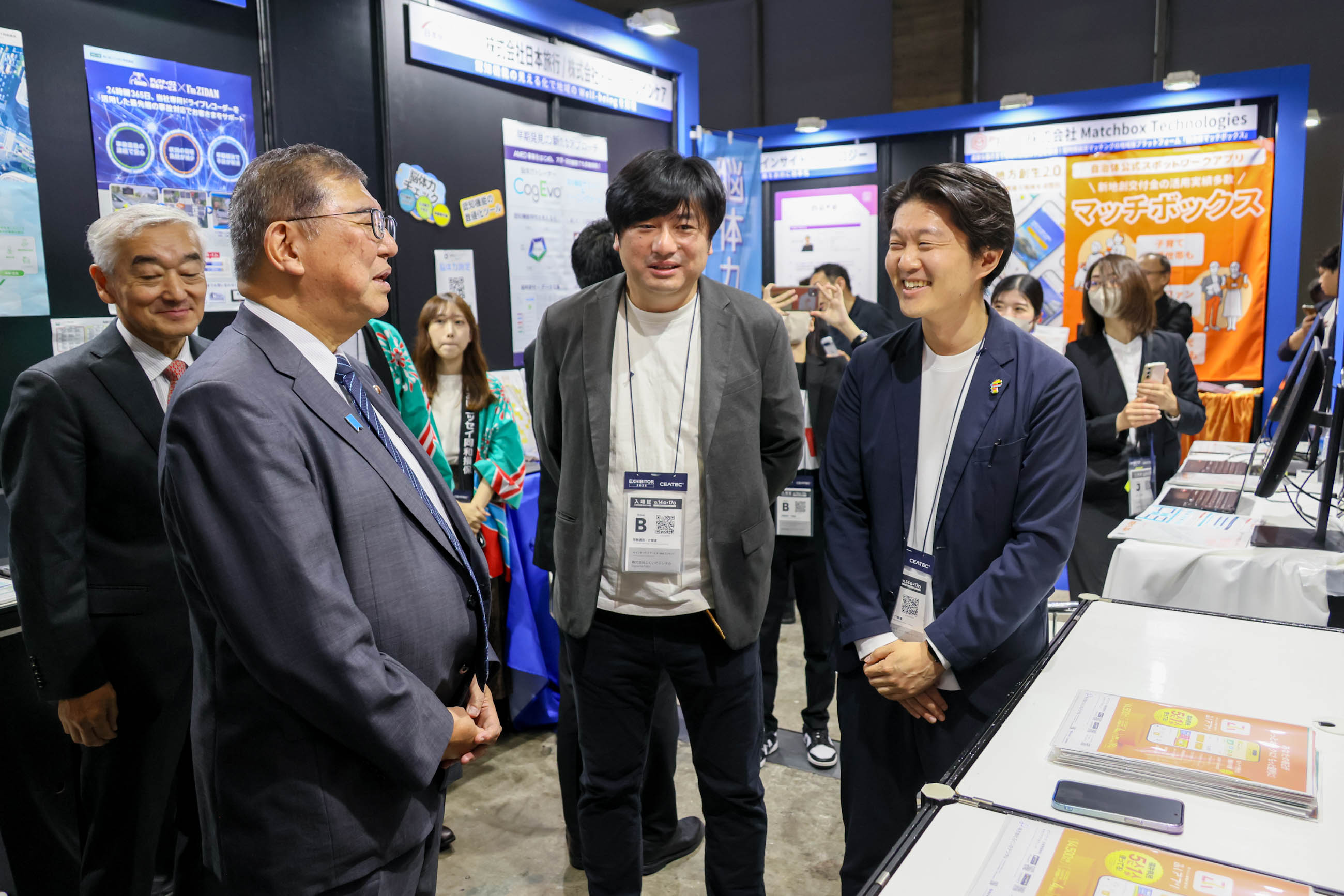 Prime Minister Ishiba observing exhibits (10)