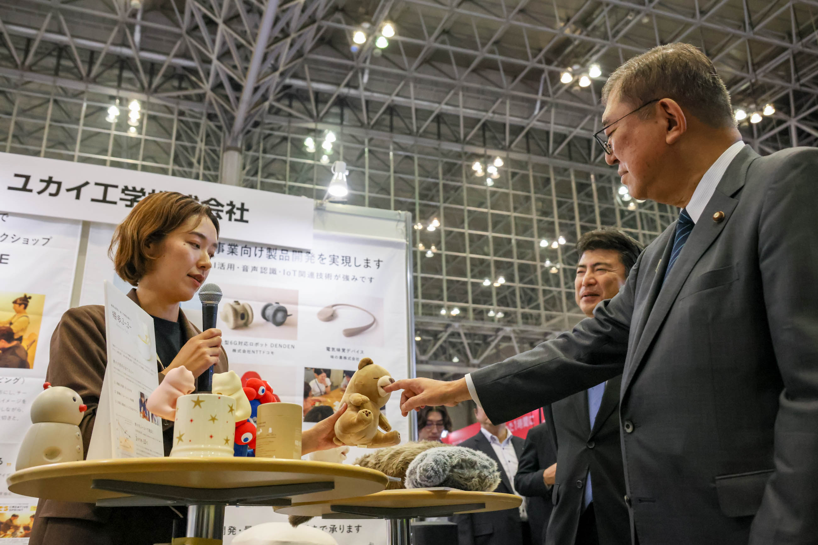 Prime Minister Ishiba observing exhibits (11)