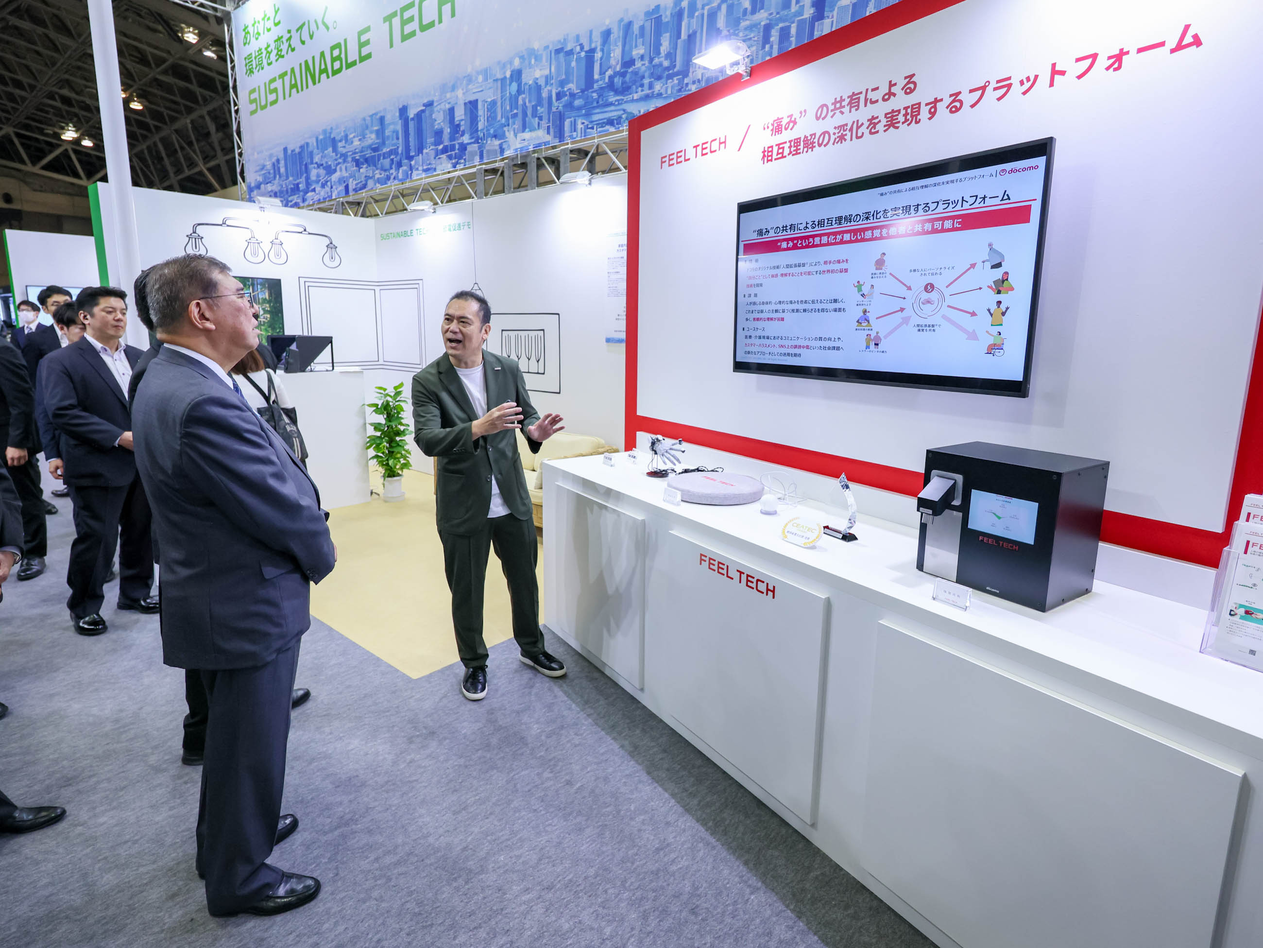 Prime Minister Ishiba observing exhibits (12)