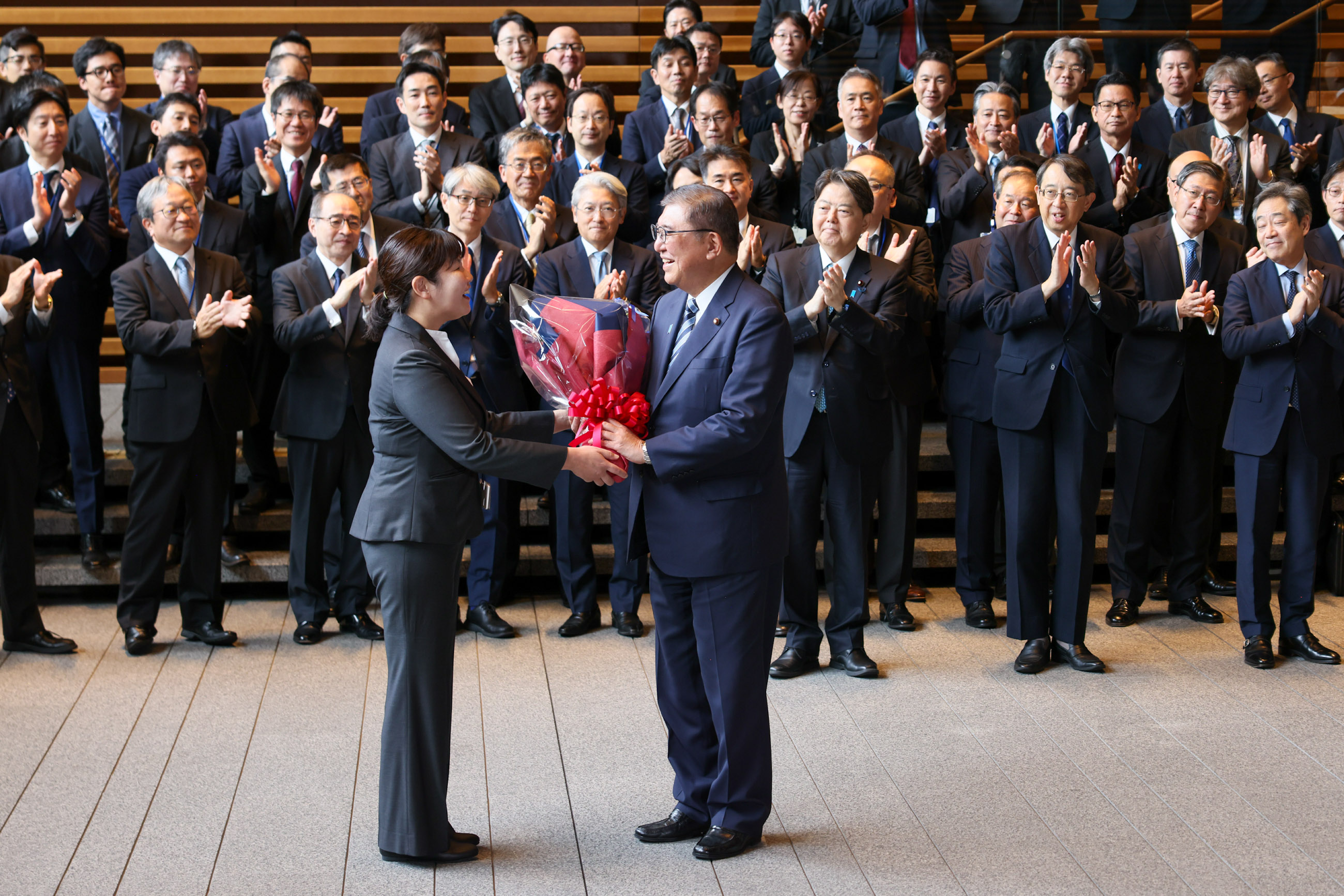 Prime Minister Ishiba receiving flowers (2)