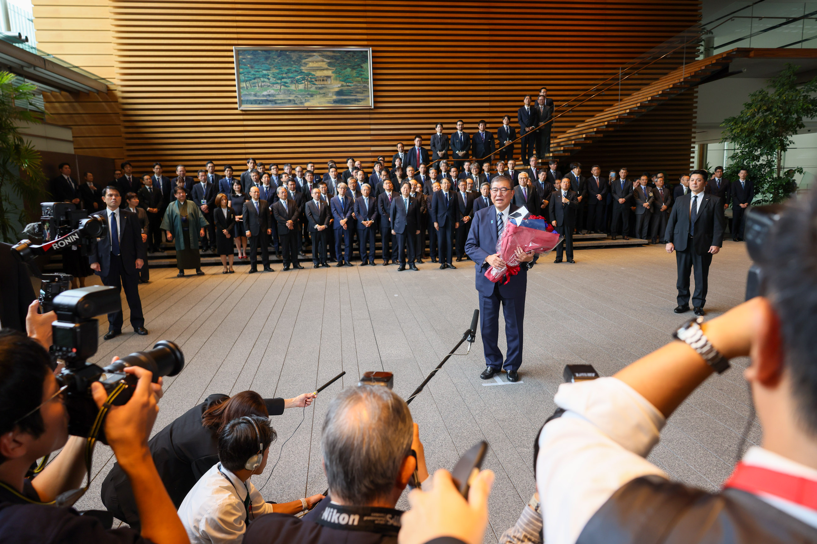 Prime Minister Ishiba receiving flowers (3)