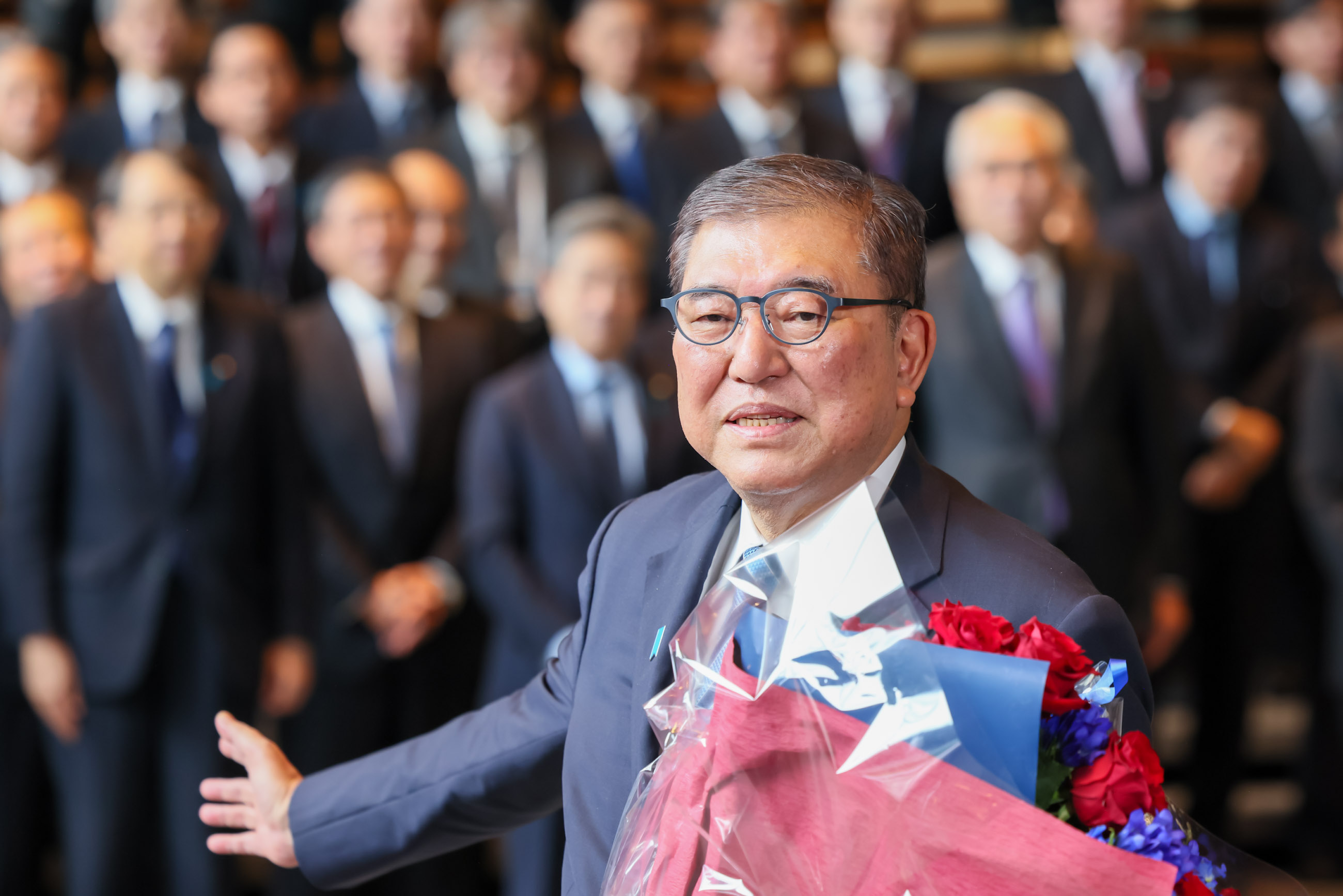 Prime Minister Ishiba receiving flowers (4)