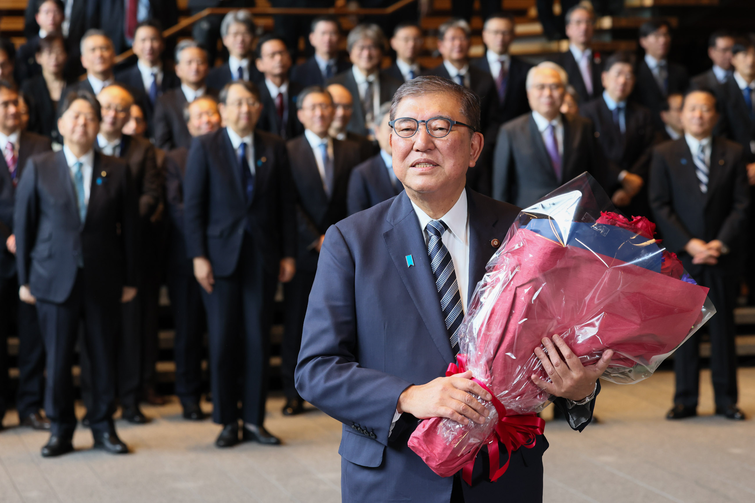 Prime Minister Ishiba receiving flowers (5)