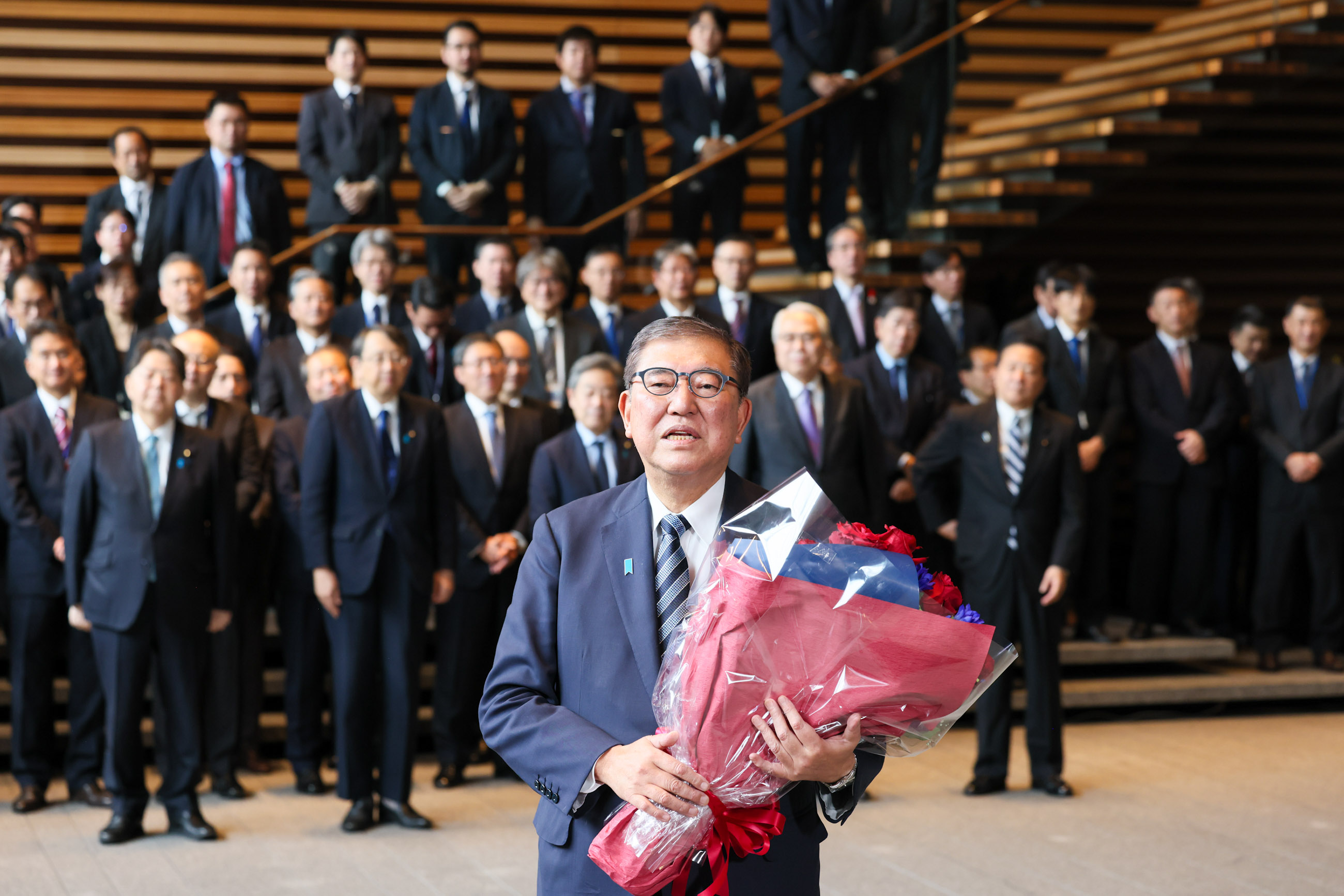 Prime Minister Ishiba receiving flowers (6)